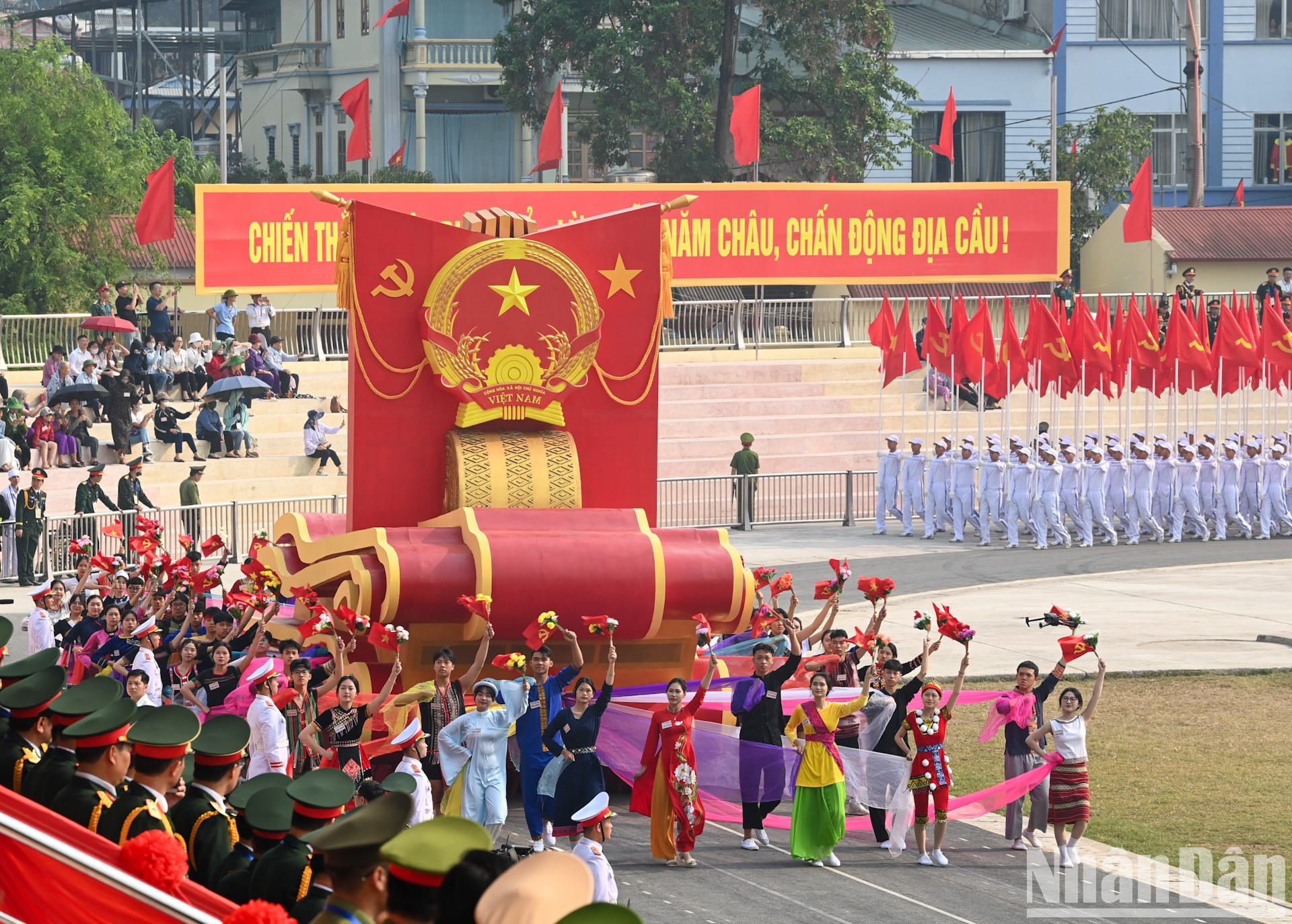 La procesión del emblema nacional de Vietnam.