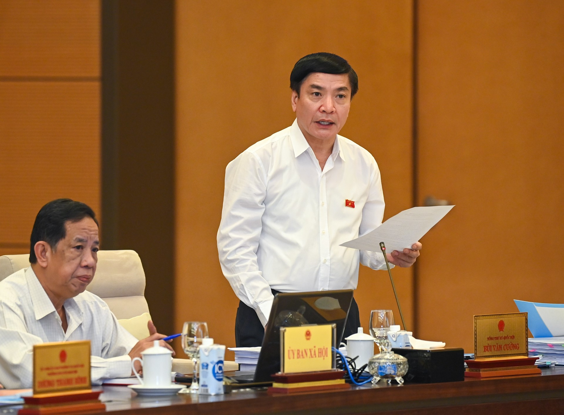 El secretario general de la AN y presidente de la Oficina de órgano legislativo, Bui Van Cuong, interviene en la cita.