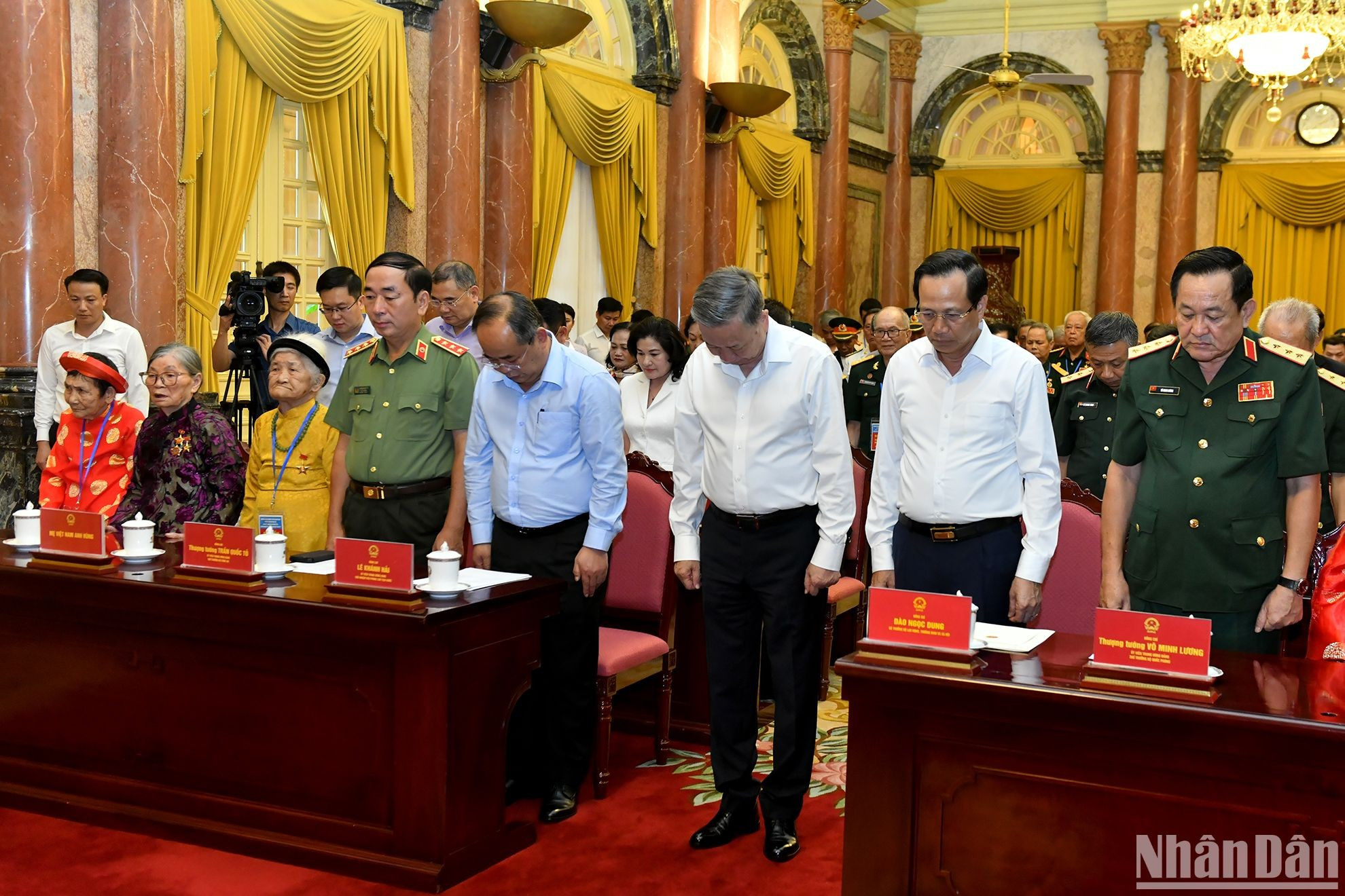 El presidente vietnamita, To Lam, y los delegados realizan un acto en memoria del secretario general del Partido, Nguyen Phu Trong.