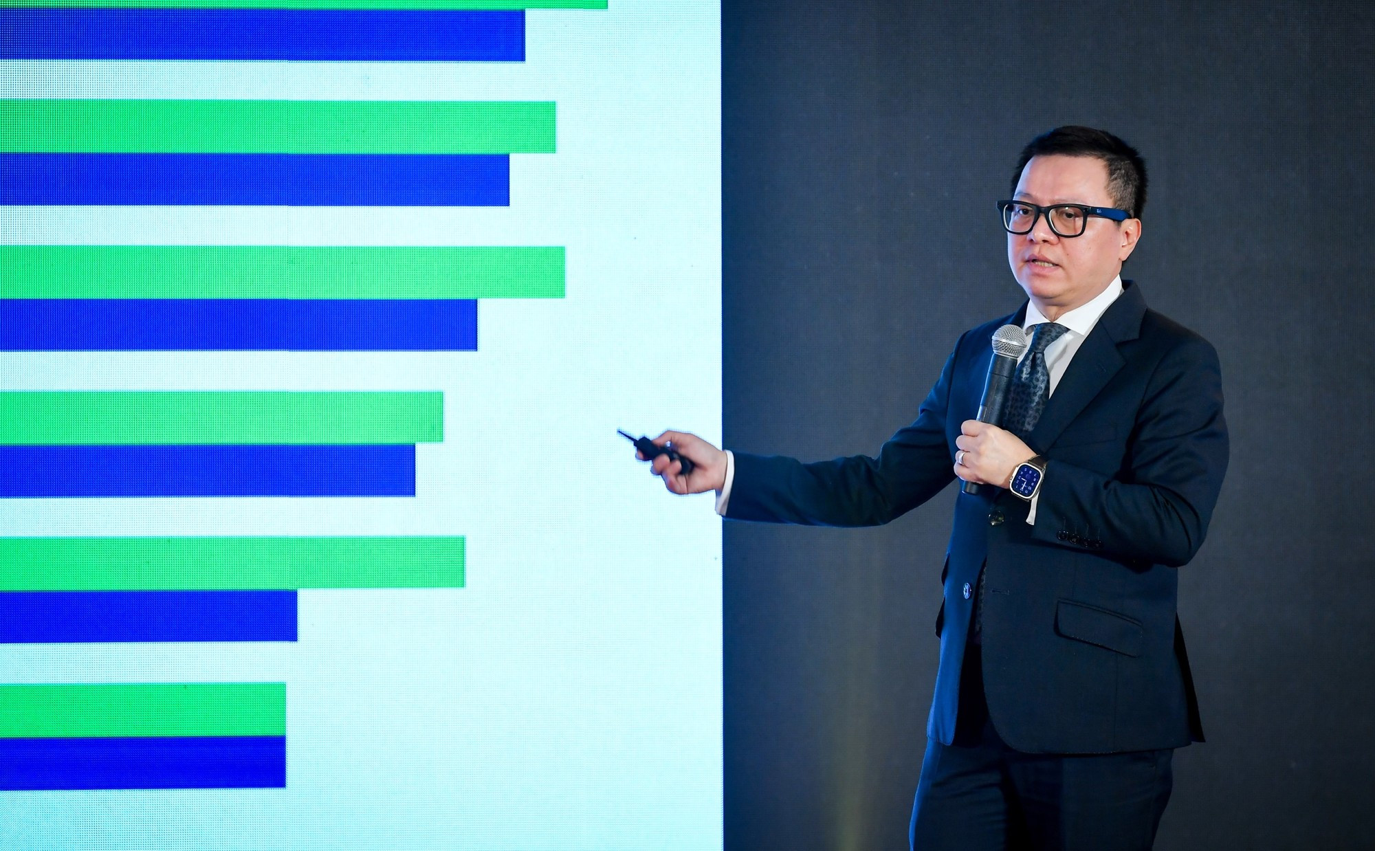 Le Quoc Minh, presidente-editor del periódico Nhan Dan, subjefe de la Comisión de Comunicación y Educación y presidente de la Asociación de Periodistas de Vietnam, afirma que la prensa se enfrenta actualmente a grandes retos y oportunidades. Le Quoc Minh, presidente-editor del periódico Nhan Dan, subjefe de la Comisión de Comunicación y Educación y presidente de la Asociación de Periodistas de Vietnam, afirma que la prensa se enfrenta actualmente a grandes retos y oportunidades.