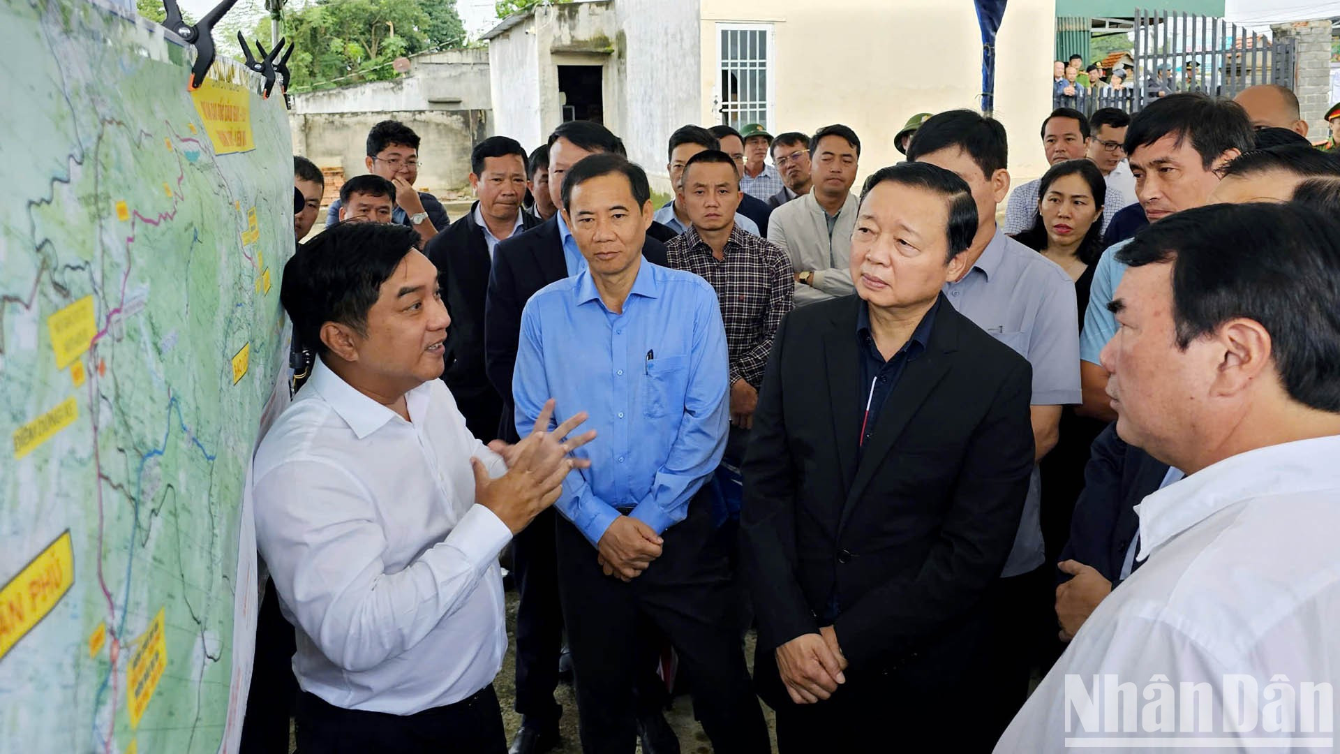 El presidente de la junta directiva de la sociedad anónima del grupo Deo Ca, Ho Minh Hoang, informa sobre los últimos avances del proyecto de la autopista Tan Phu-Bao Loc. El presidente de la junta directiva de la sociedad anónima del grupo Deo Ca, Ho Minh Hoang, informa sobre los últimos avances del proyecto de la autopista Tan Phu-Bao Loc.