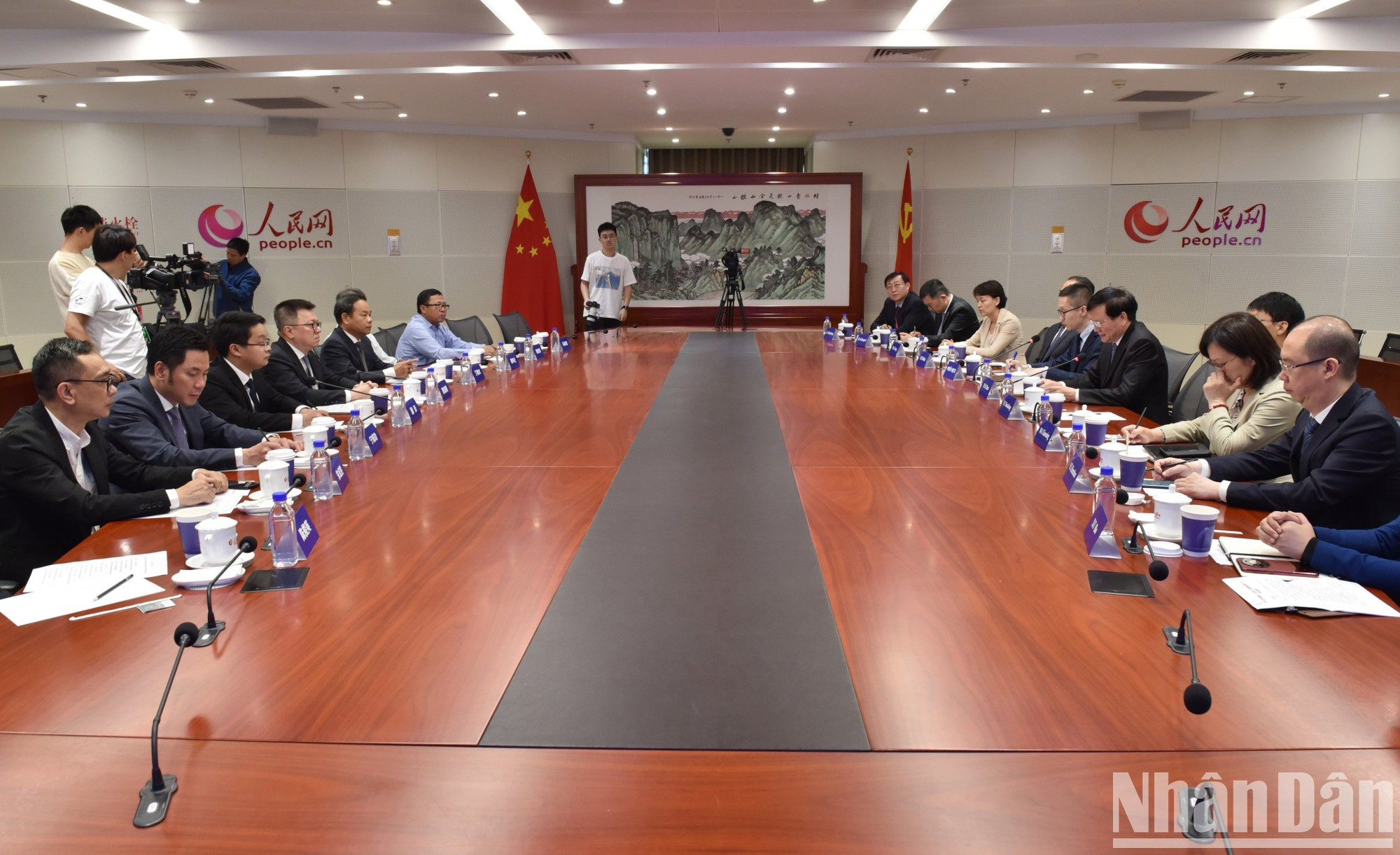 Quoc Minh, y el presidente-editor del Diario del Pueblo, Tuo Zhen, mantienen conversaciones. Ambas partes acordaron promover la cooperación y los intercambios entre dirigentes y departamentos, jóvenes periodistas, de las publicaciones y profundizar los lazos entre las dos entidades.