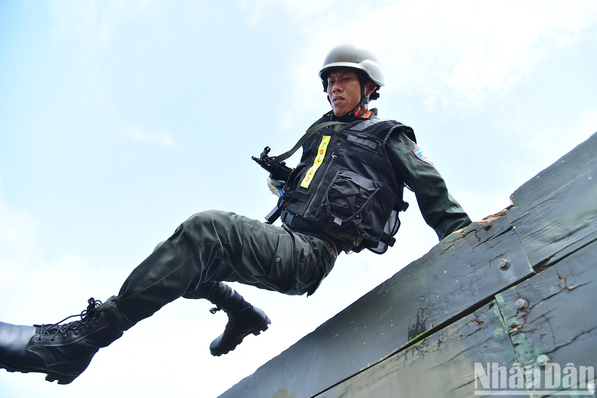 Deben superar continuamente todo tipo de obstáculos en formación, lo que refleja la naturaleza profesional de las fuerzas antiterroristas. Deben superar continuamente todo tipo de obstáculos en formación, lo que refleja la naturaleza profesional de las fuerzas antiterroristas.