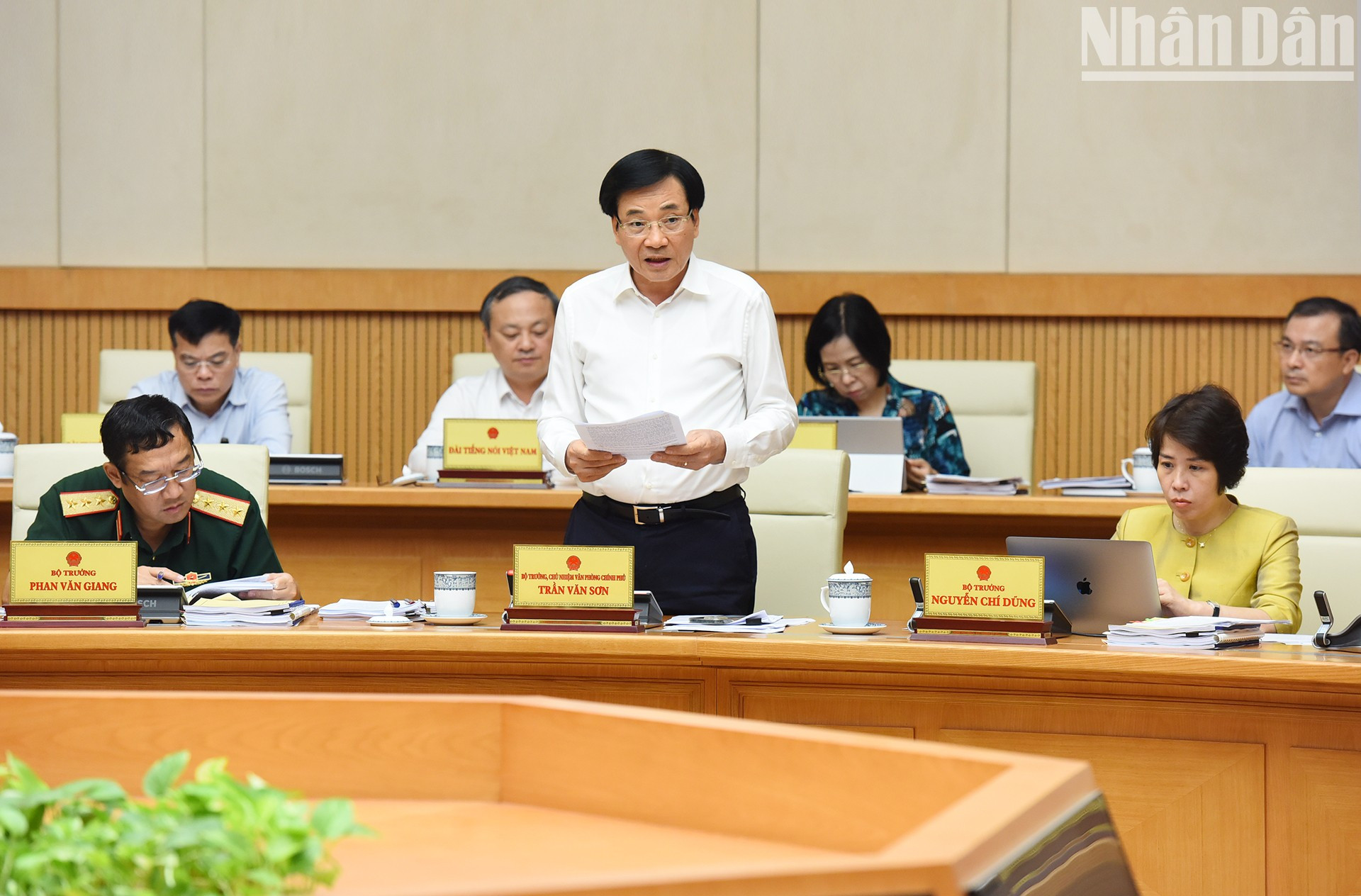 El ministro y jefe de la Oficina del Gobierno de Vietnam, Tran Van Son habla en la reunión.