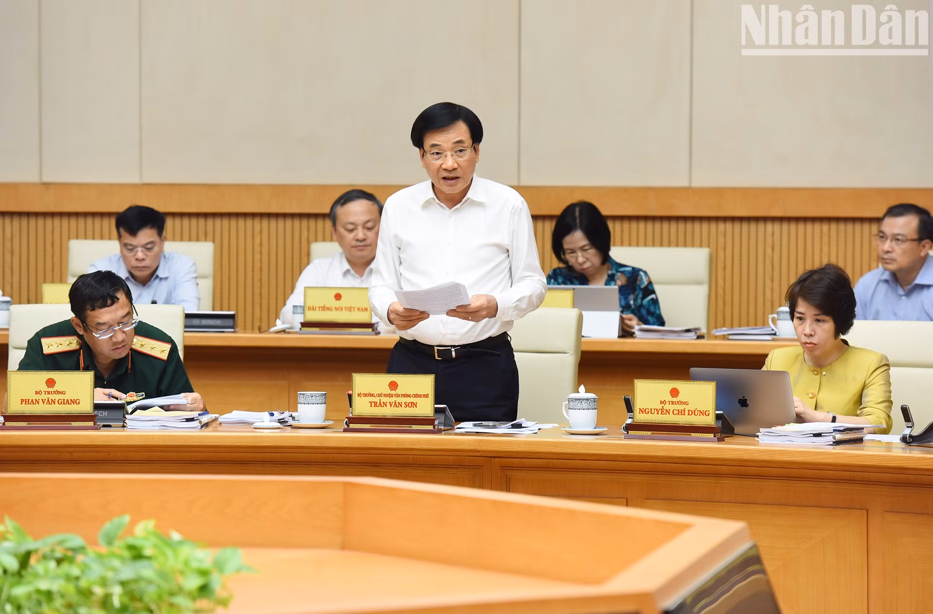 El ministro y jefe de la Oficina del Gobierno de Vietnam, Tran Van Son habla en la reunión.