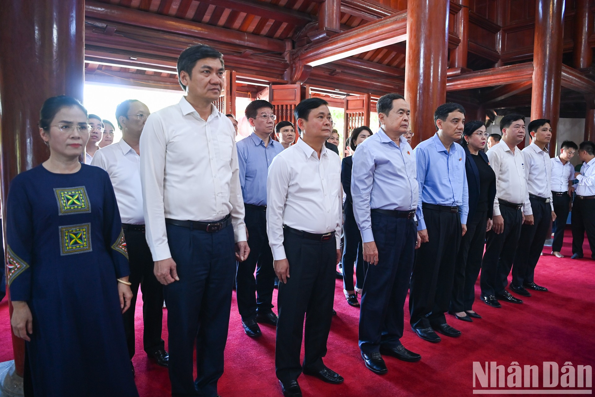 El presidente de la Asamblea Nacional de Vietnam, Tran Thanh Man, coloca una ofrenda floral en altar dedicado al Presidente Ho Chi Minh en el Cementerio Internacional de Mártires Vietnam-Laos. (Foto: Duy Linh) El presidente de la Asamblea Nacional de Vietnam, Tran Thanh Man, coloca una ofrenda floral en altar dedicado al Presidente Ho Chi Minh en el Cementerio Internacional de Mártires Vietnam-Laos. (Foto: Duy Linh)