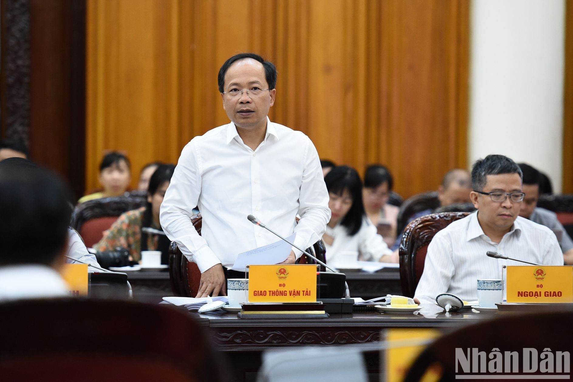El viceministro de Transporte Nguyen Duy Lam presenta el informe. El viceministro de Transporte Nguyen Duy Lam presenta el informe.