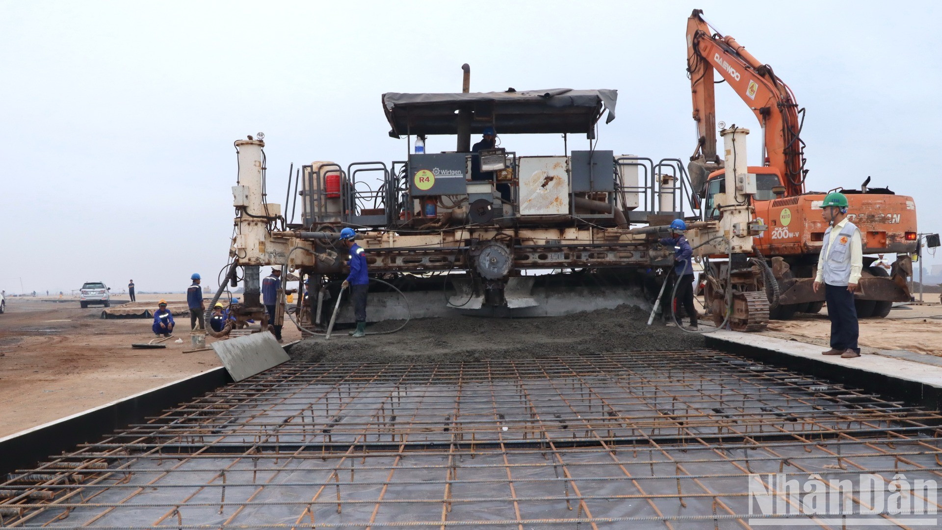 La construcción de la primera pista en el aeropuerto.