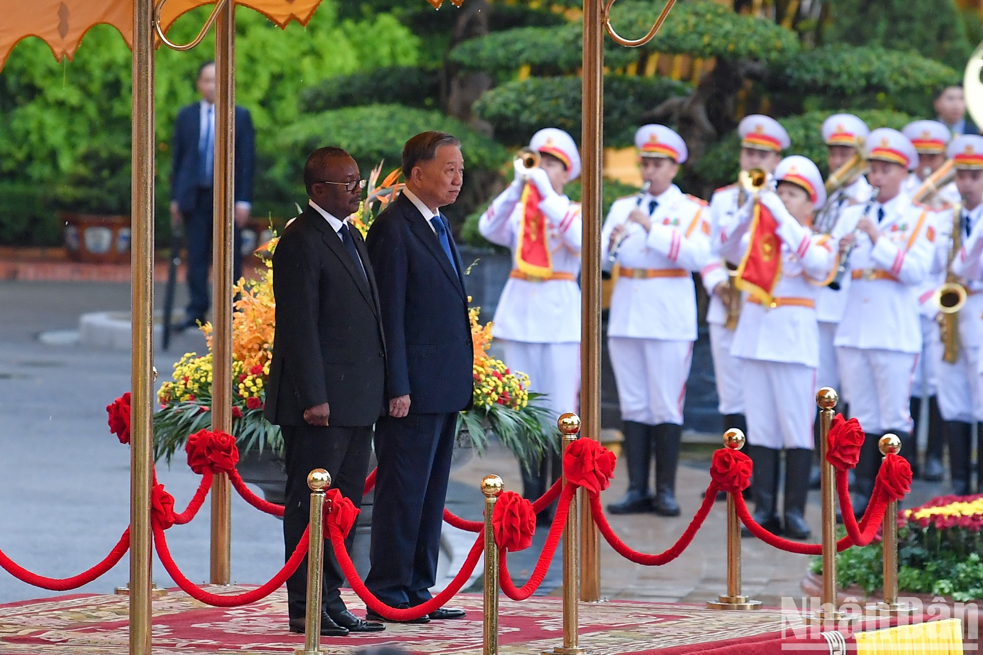 Ambos dirigentes se paran el podio de honor mientras se entonan los himnos de los dos países.
