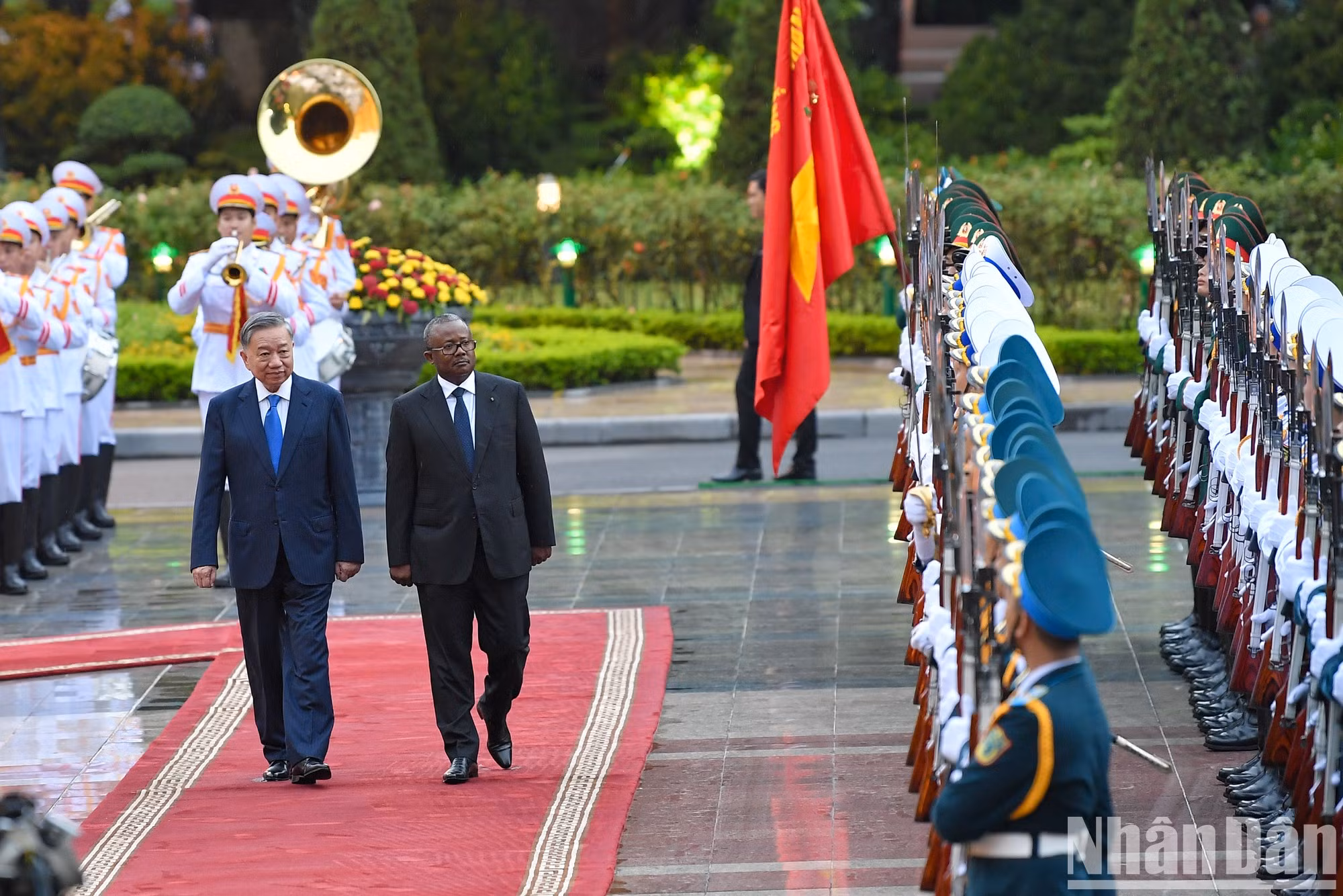 Ambos dirigentes revisan la guardia de honor del Ejército Popular de Vietnam.