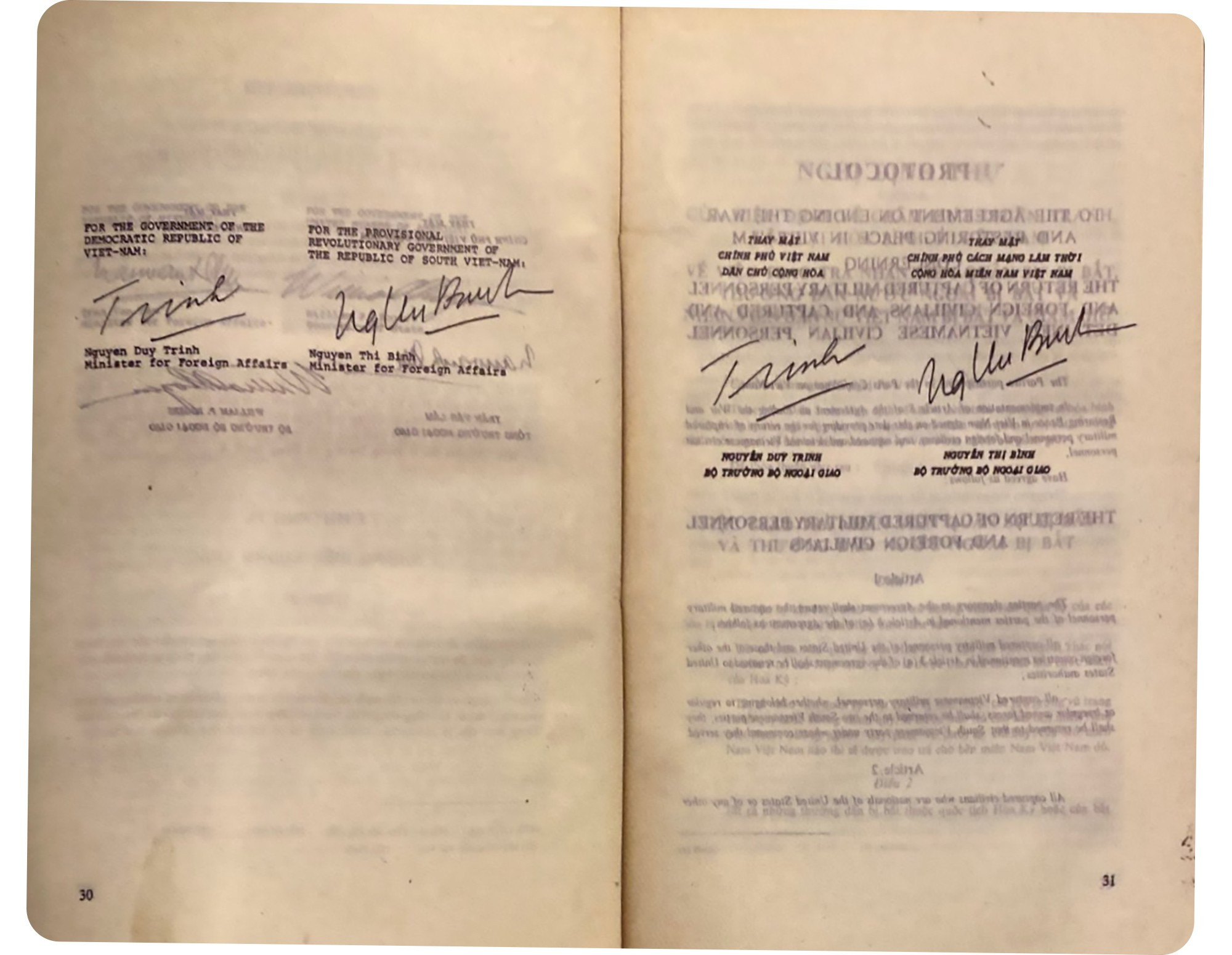 Las firmas de Nguyen Duy Trinh y Nguyen Thi Binh en los documentos.