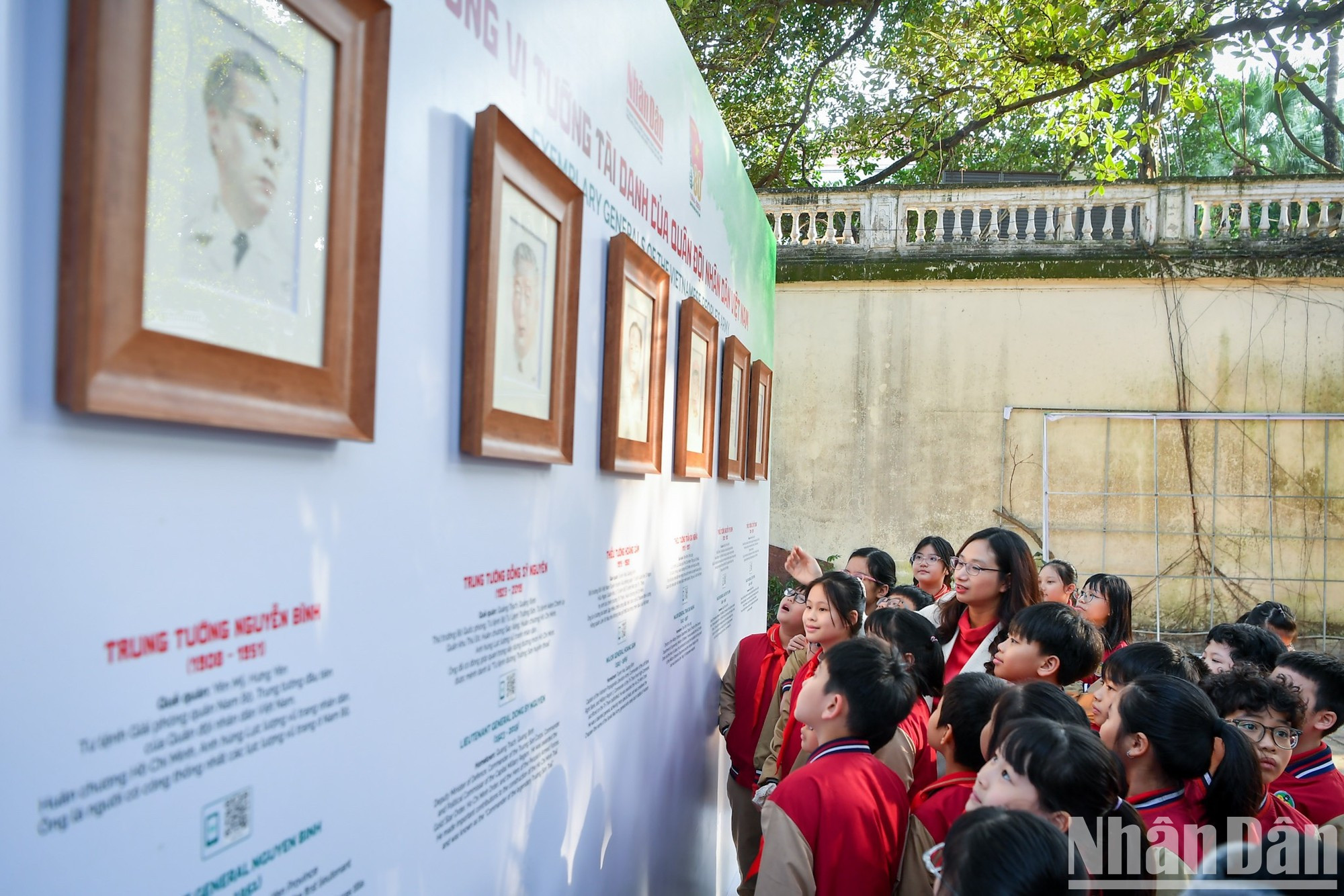Estudiantes de una escuela primaria visitan la exhibición. Estudiantes de una escuela primaria visitan la exhibición.