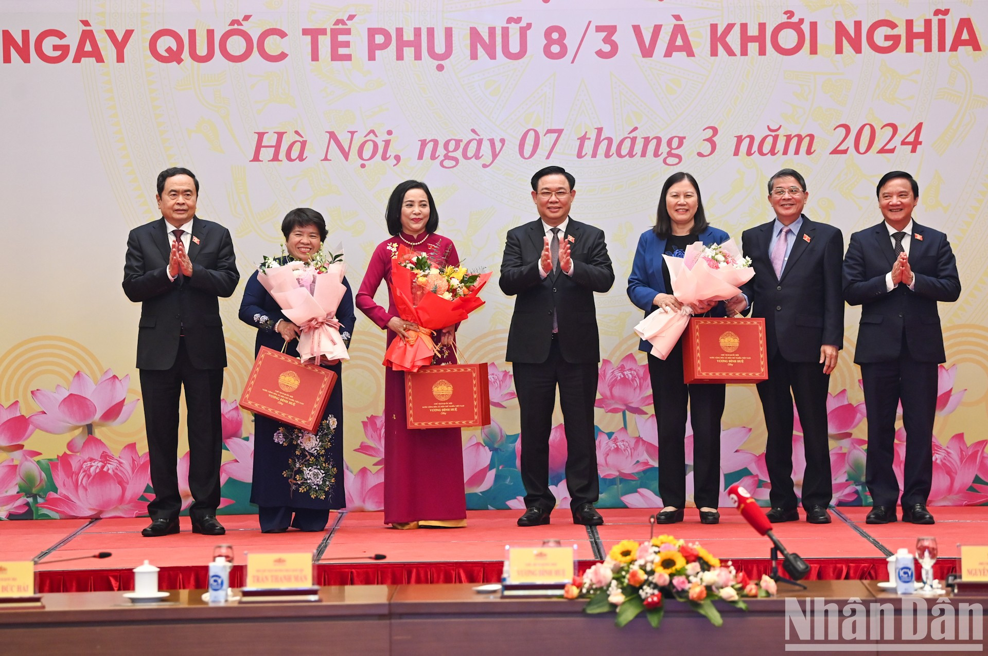 Dinh Hue entrega regalos a las delegadas. Dinh Hue entrega regalos a las delegadas.