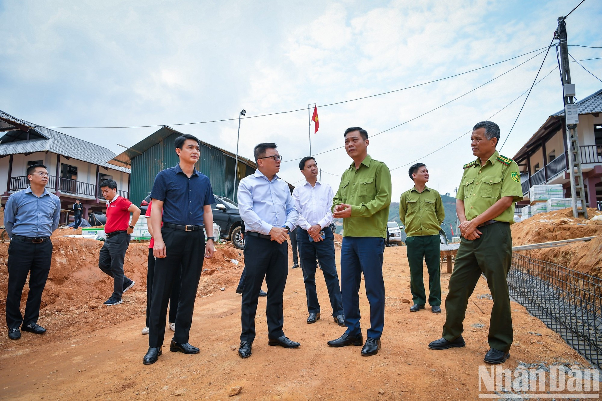 La misma tarde, la delegación del periódico Nhan Dan también visita el área de reasentamiento de Lang Nu. La misma tarde, la delegación del periódico Nhan Dan también visita el área de reasentamiento de Lang Nu.