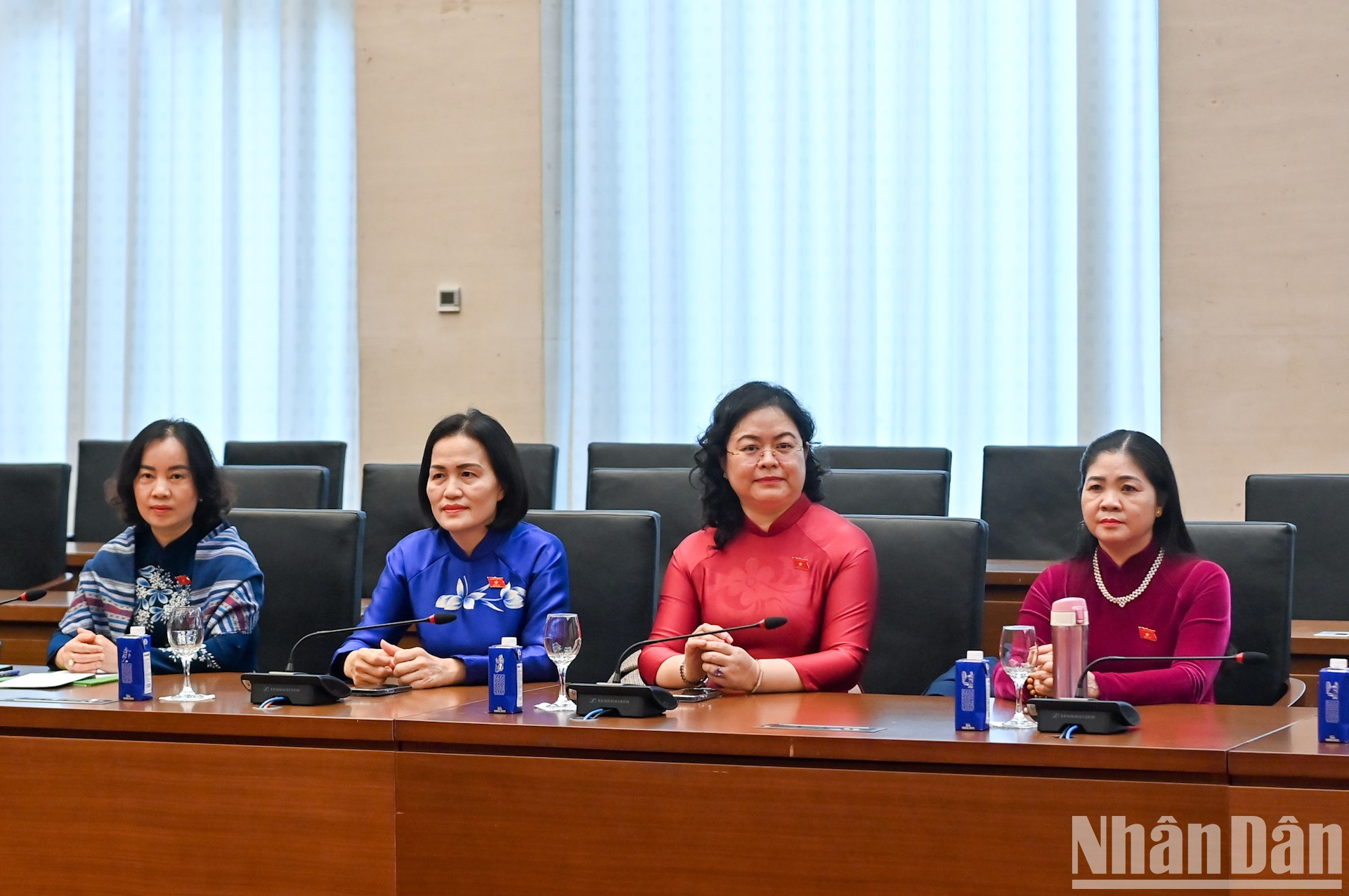 Las mujeres parlamentarias acuden a la cita. Las mujeres parlamentarias acuden a la cita.