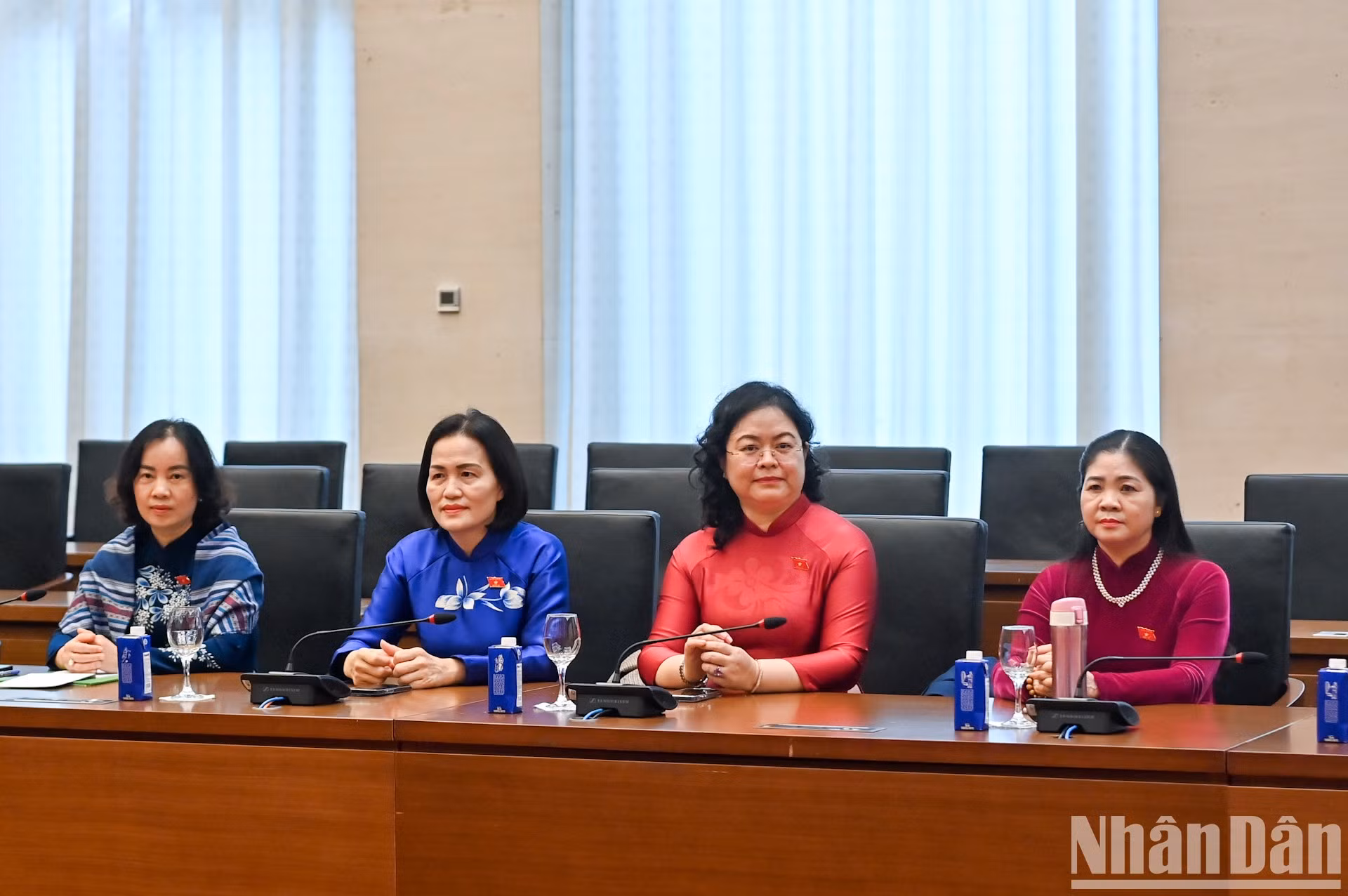 Las mujeres parlamentarias acuden a la cita.