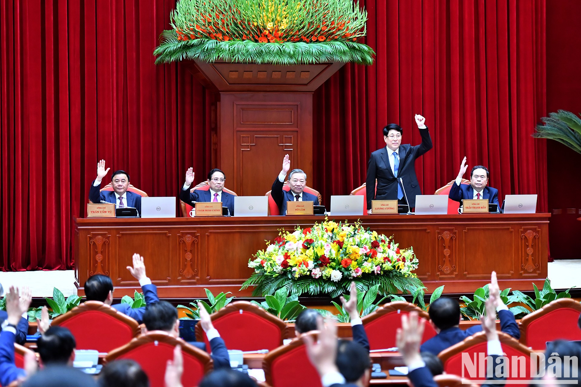 Los delegados votan la agenda de la conferencia. Los delegados votan la agenda de la conferencia.