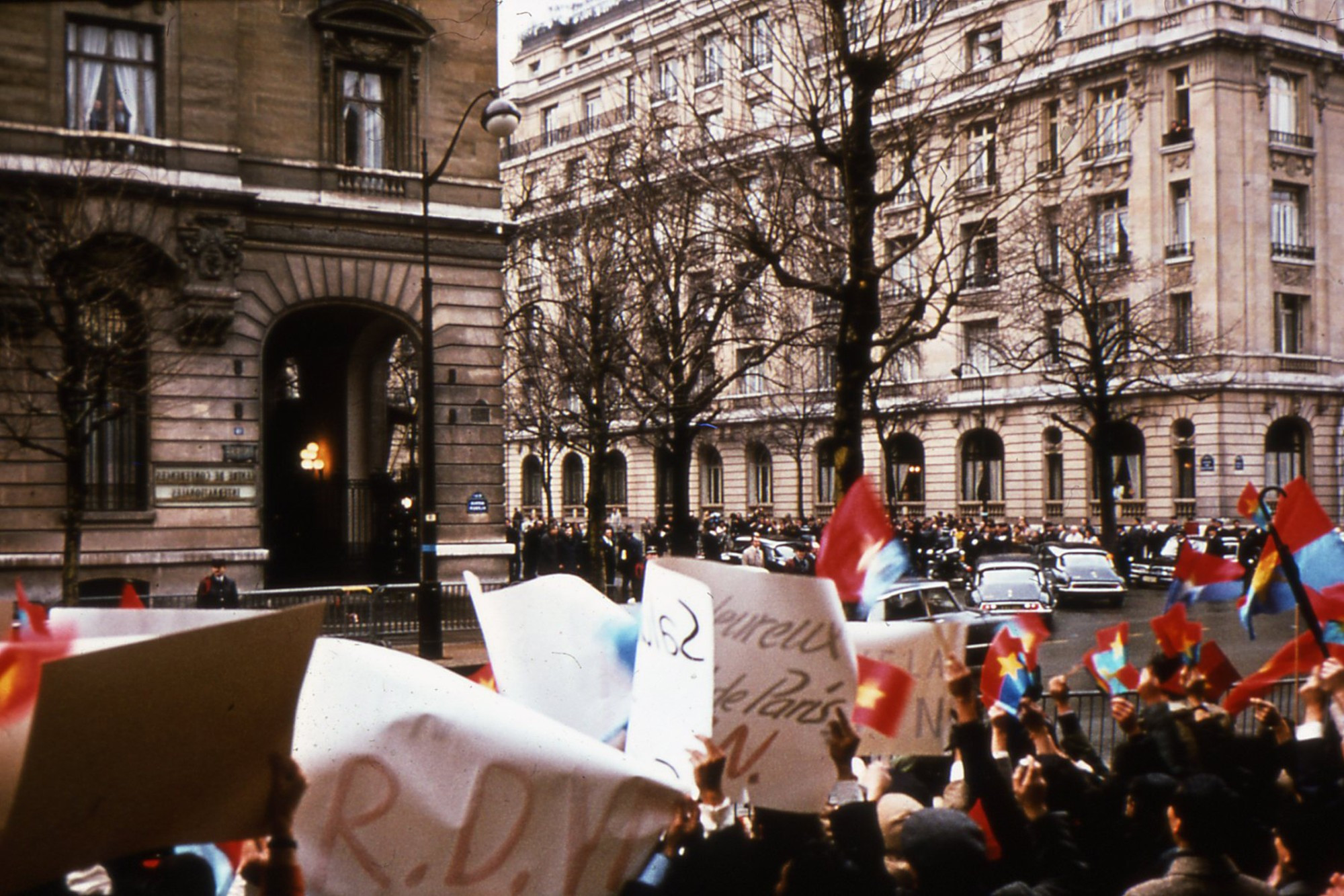 Compatriotas y amigos franceses se reunieron afuera del Centro Internacional de Convenciones de Kléber mientras esperaban a dos delegaciones negociadoras vietnamitas. (Fotografía: Le Xuan Tan)