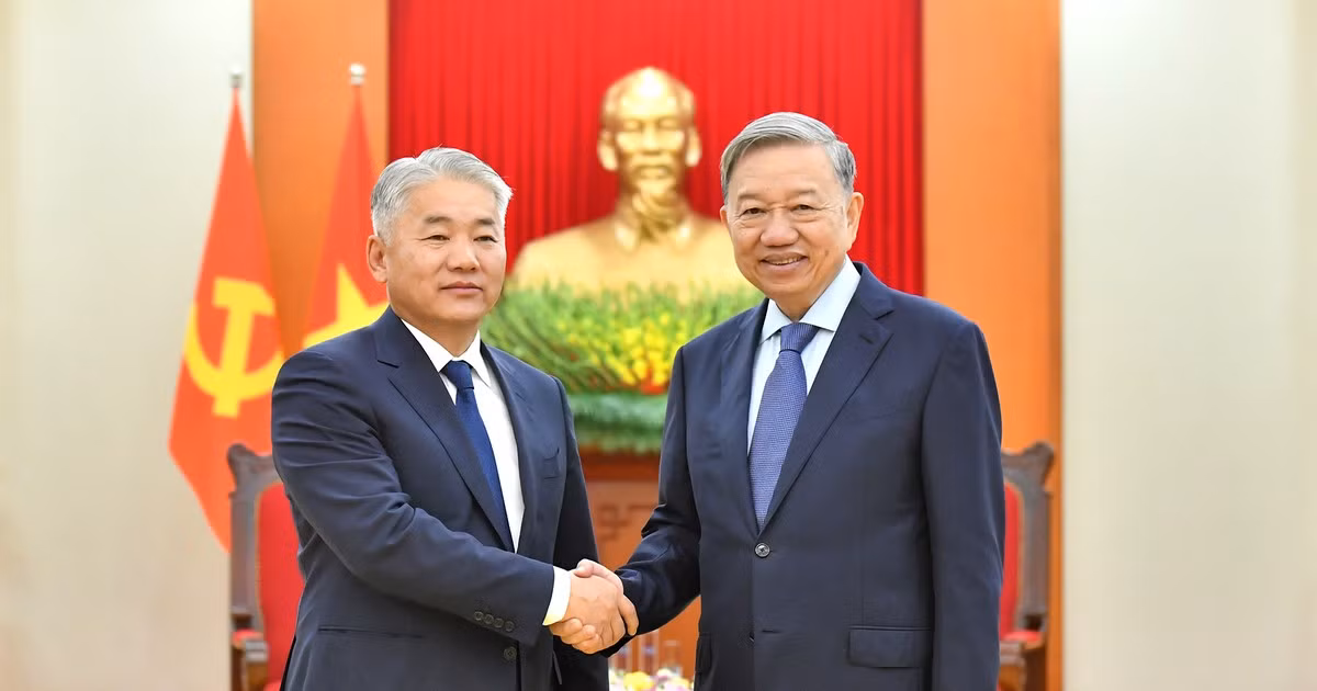 El secretario general del Partido Comunista de Vietnam, To Lam recibe al ministro de Alimentación, Agricultura e Industria Ligera de Mongolia, Khayangaa Bolorchuluun