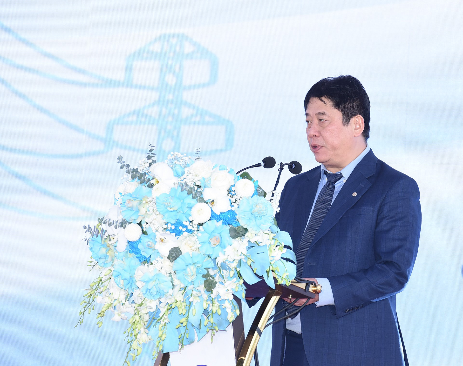 El director general de la Corporación de Electricidad de Vietnam (EVN), Nguyen Anh Tuan, habla en la ceremonia.