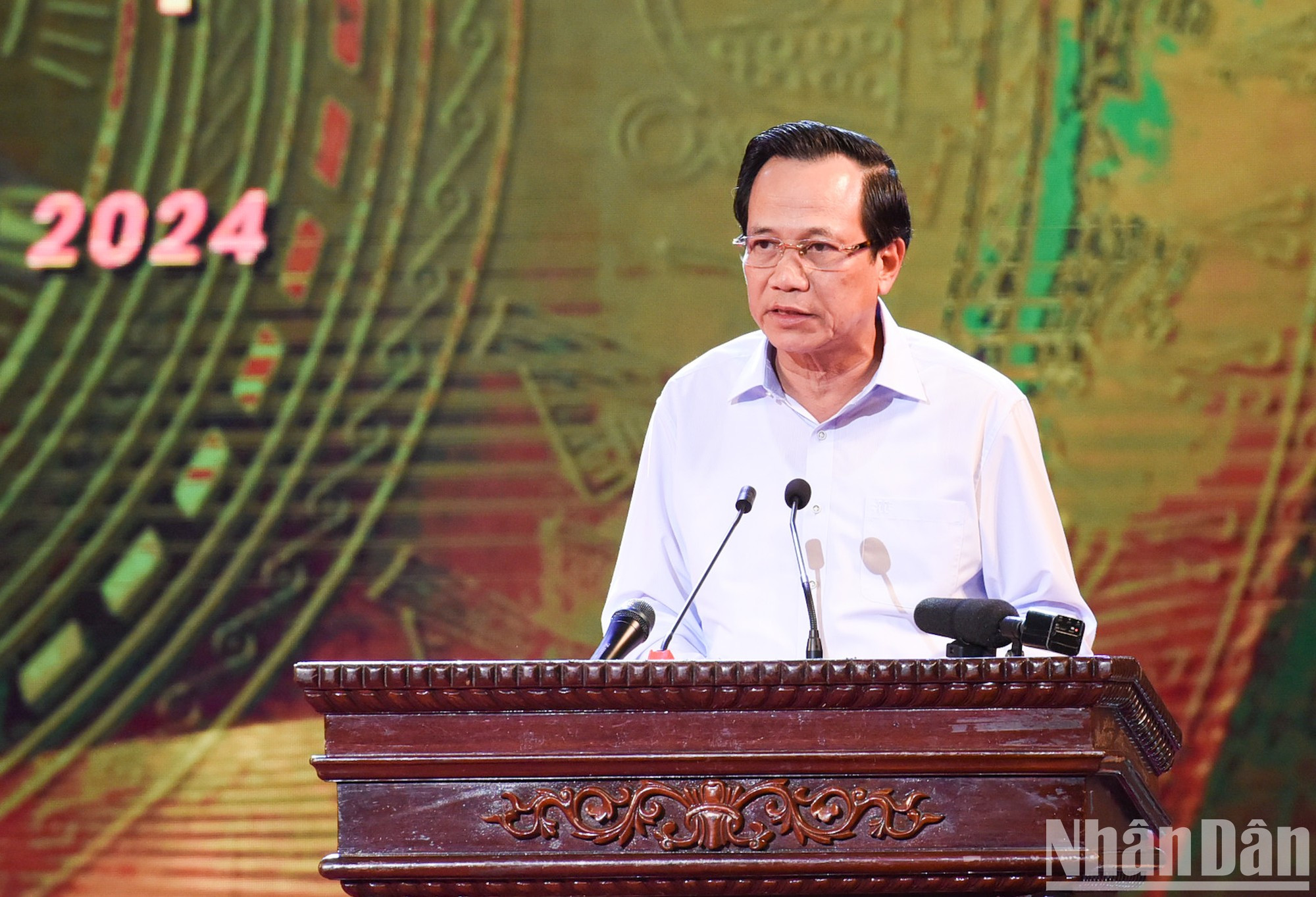 El ministro de Trabajo, Inválidos de Guerra y Asuntos Sociales, Dao Ngoc Dung, informa que en los últimos años más de 1,7 millones de viviendas fueron construidas y reparadas para los pobres y las personas con situación económica desfavorable. El ministro de Trabajo, Inválidos de Guerra y Asuntos Sociales, Dao Ngoc Dung, informa que en los últimos años más de 1,7 millones de viviendas fueron construidas y reparadas para los pobres y las personas con situación económica desfavorable.