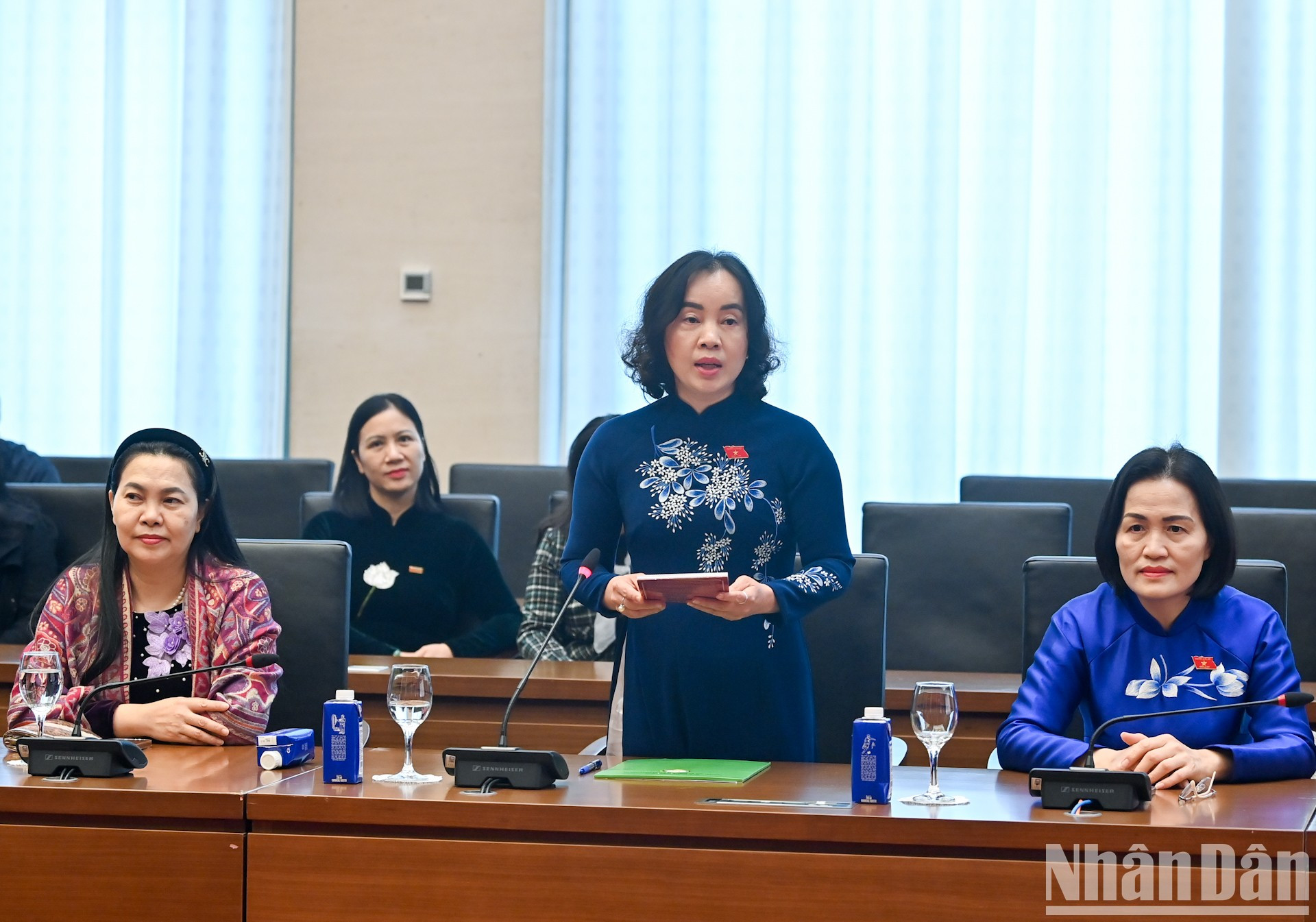 La miembro de la Comisión de Ciencia, Tecnología y Medio Ambiente Nguyen Thi Kim Anh presenta su opinión en el acto. La miembro de la Comisión de Ciencia, Tecnología y Medio Ambiente Nguyen Thi Kim Anh presenta su opinión en el acto.