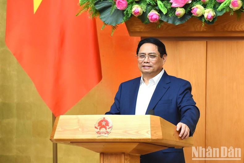 En su discurso de apertura, Pham Minh Chinh destacó que durante los primeros nueve meses del año, el Gobierno se ha centrado en implementar tres avances estratégicos, incluido el desarrollo y la perfección institucional. En su discurso de apertura, Pham Minh Chinh destacó que durante los primeros nueve meses del año, el Gobierno se ha centrado en implementar tres avances estratégicos, incluido el desarrollo y la perfección institucional.