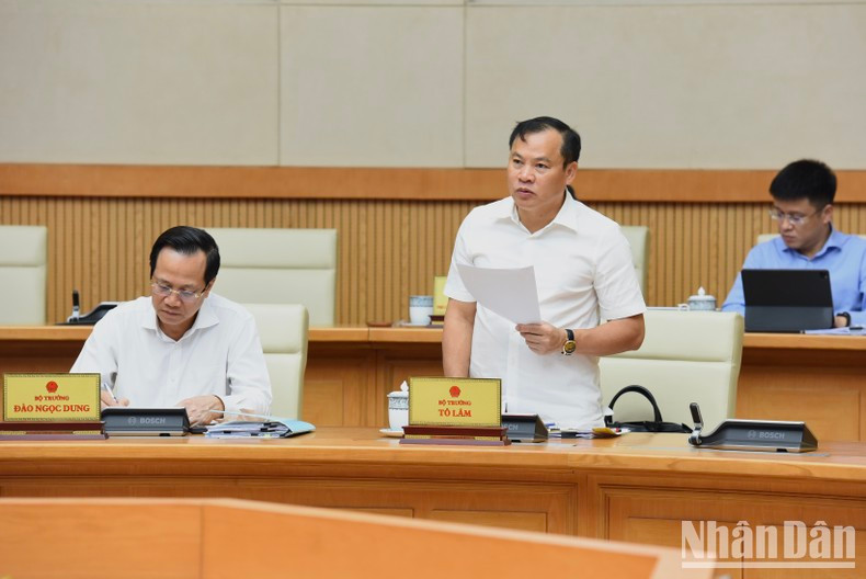 Un representante del Ministerio de Seguridad Pública presenta su opinión en el encuentro. Un representante del Ministerio de Seguridad Pública presenta su opinión en el encuentro.