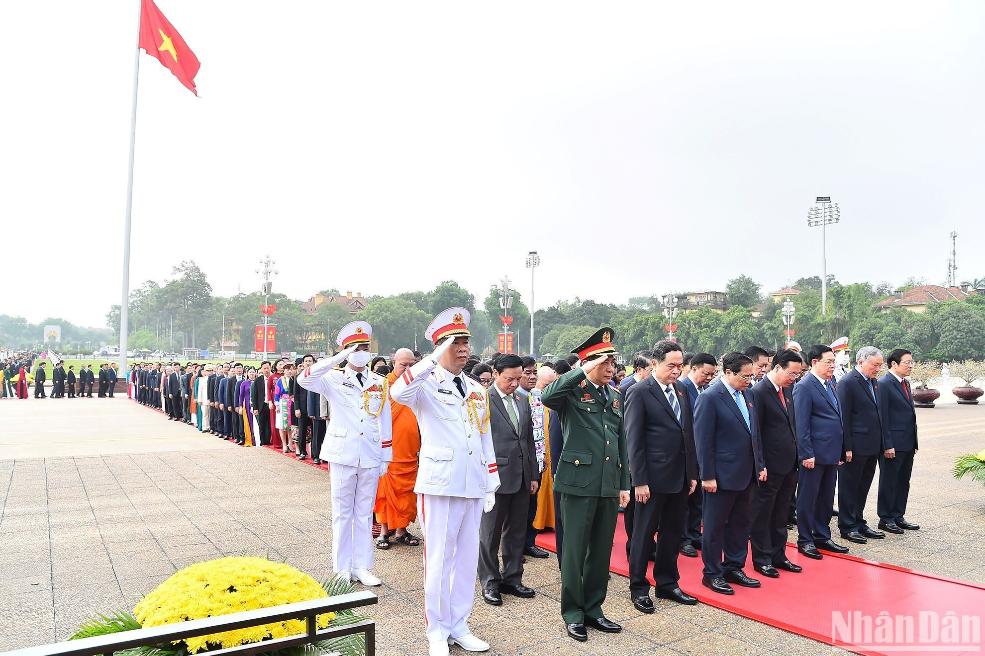 Los dirigentes del Partido y Estado rinden homenaje al Presidente Ho Chi Minh. Los dirigentes del Partido y Estado rinden homenaje al Presidente Ho Chi Minh.