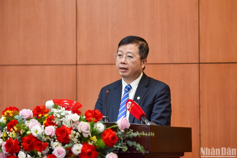 El viceministro de Información y Comunicación de Vietnam Nguyen Thanh Lam presenta su opinión.