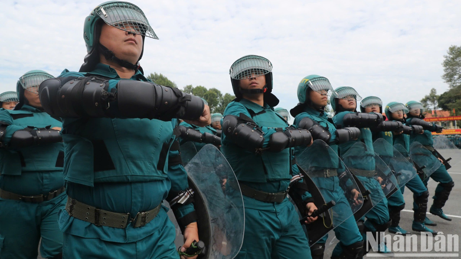 El bloque de milicianos marcha a través de la plataforma de la ceremonia. El bloque de milicianos marcha a través de la plataforma de la ceremonia.