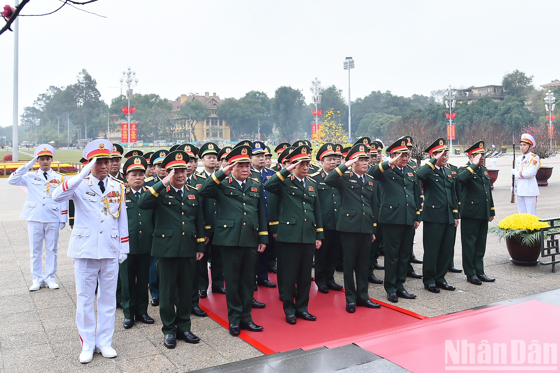 La delegación del Ministerio de Defensa rinde homenaje al Presidente Ho Chi Minh. La delegación del Ministerio de Defensa rinde homenaje al Presidente Ho Chi Minh.