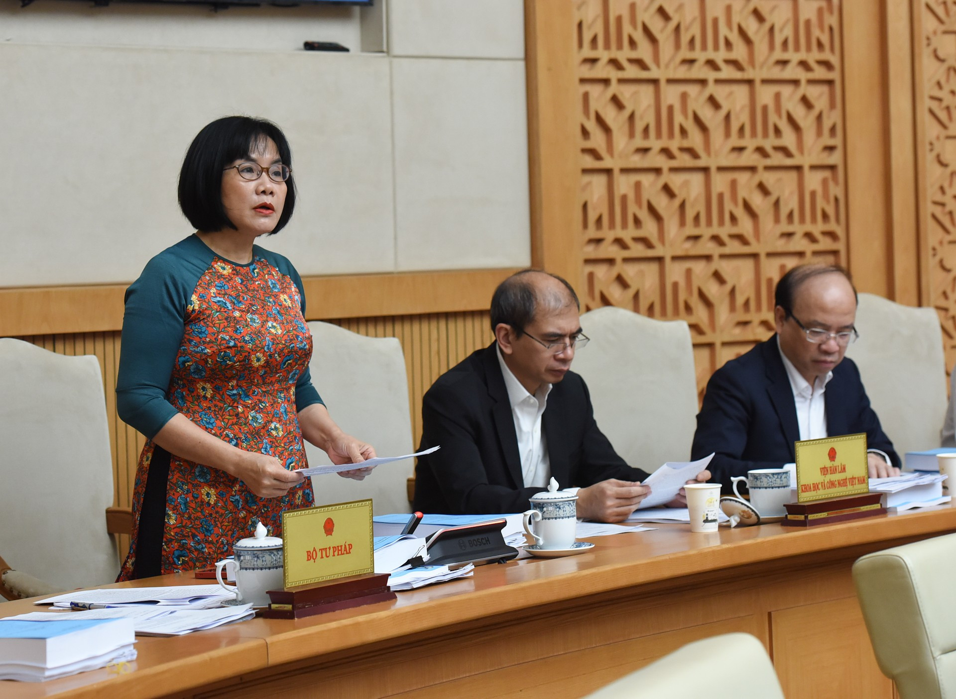 La viceministra de Justicia Dang Hoang Oanh presenta un informe.