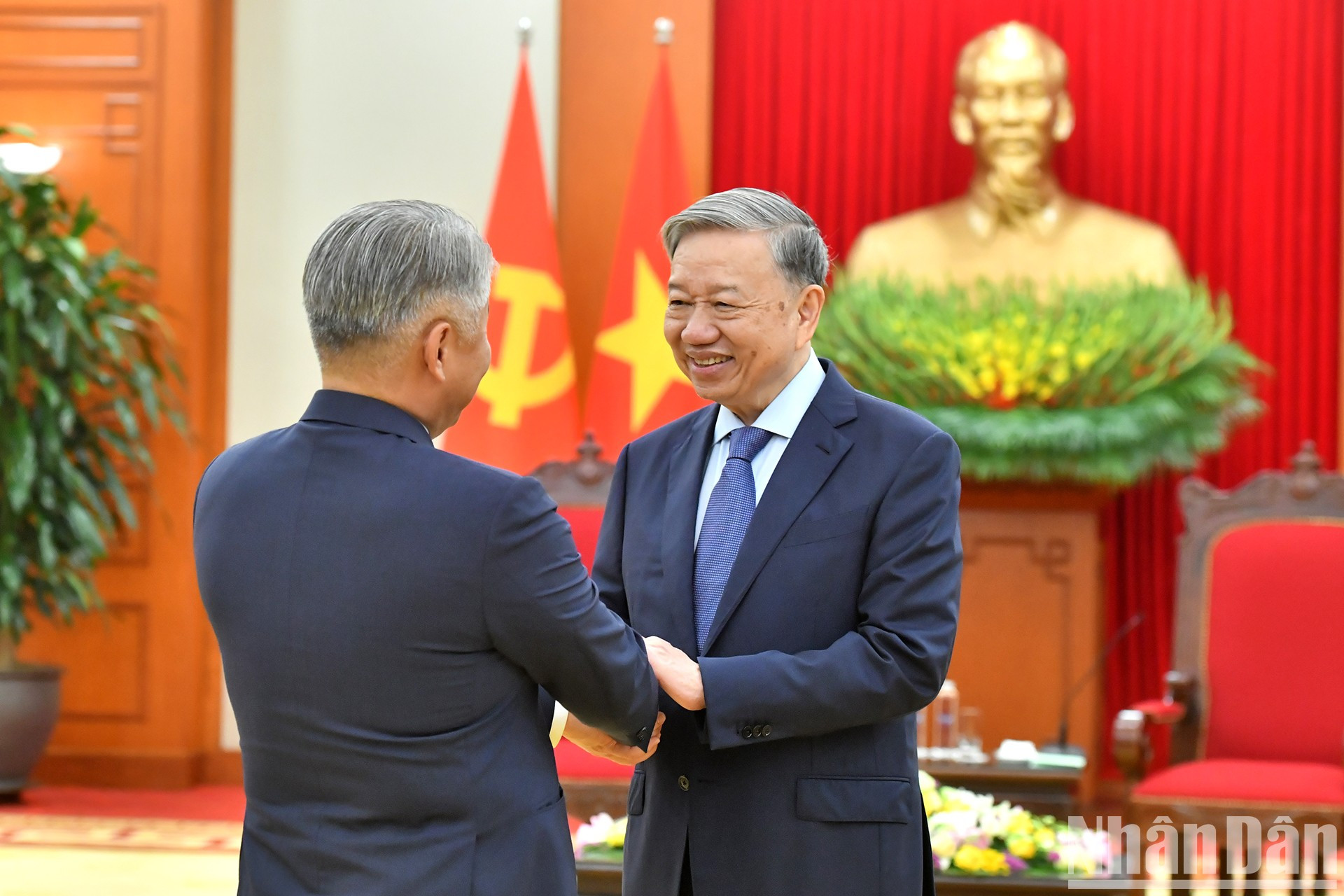 El secretario general del PCV, saluda al titular de Mongolia.