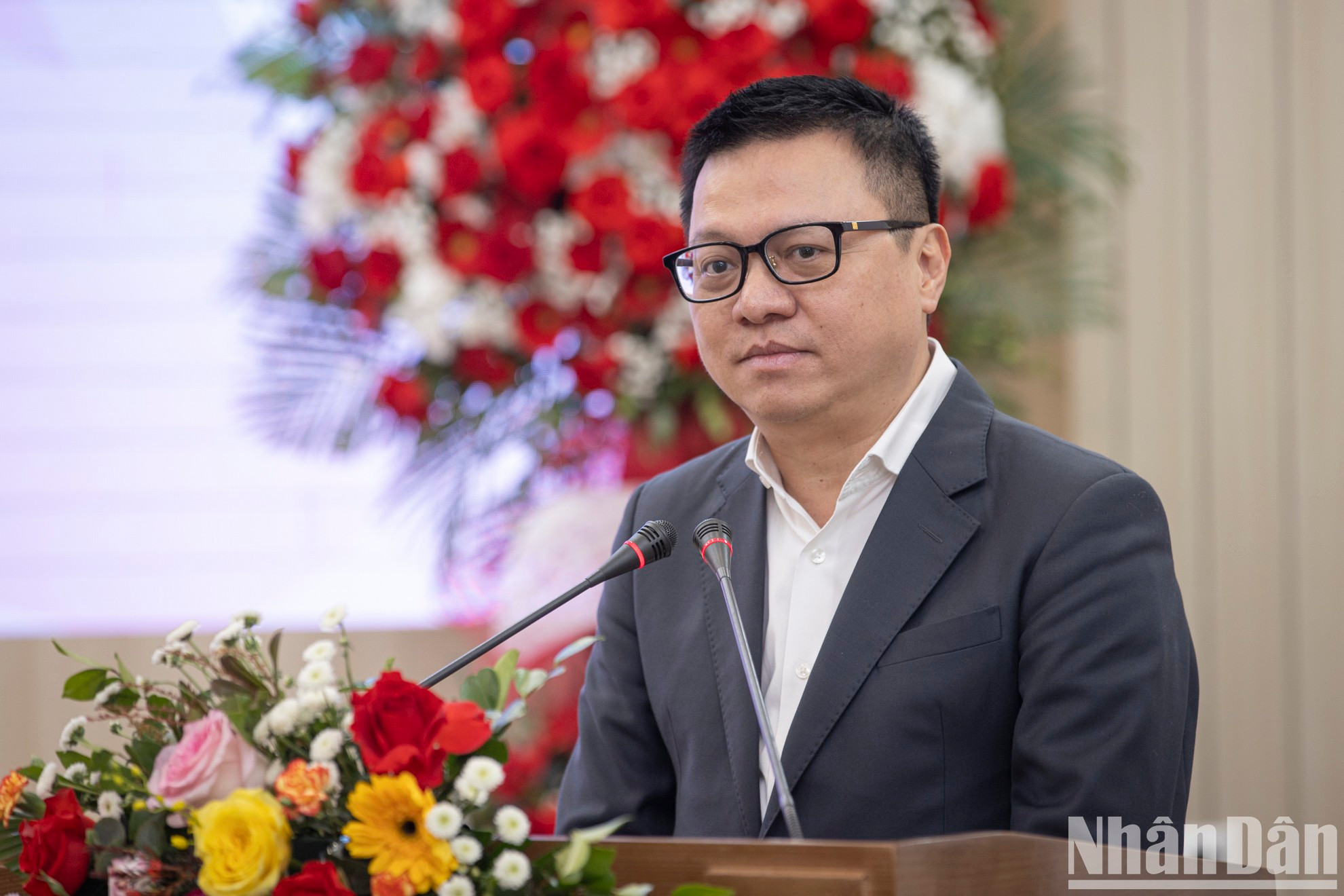 El presidente-editor de Nhan Dan, Le Quoc Minh, habla en el acto.