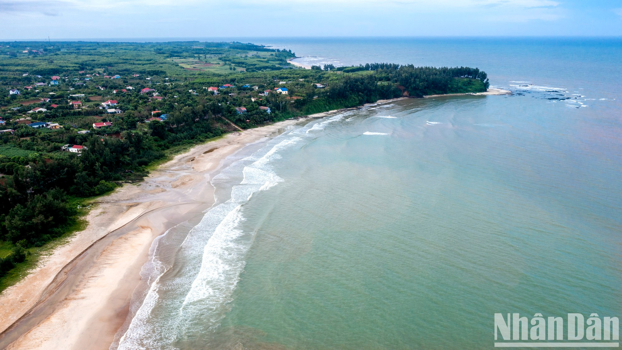 Es muy fácil llegar a la playa de Cua Tung, situada a unos 30 kilómetros de la ciudad de Dong Ha. Es muy fácil llegar a la playa de Cua Tung, situada a unos 30 kilómetros de la ciudad de Dong Ha.