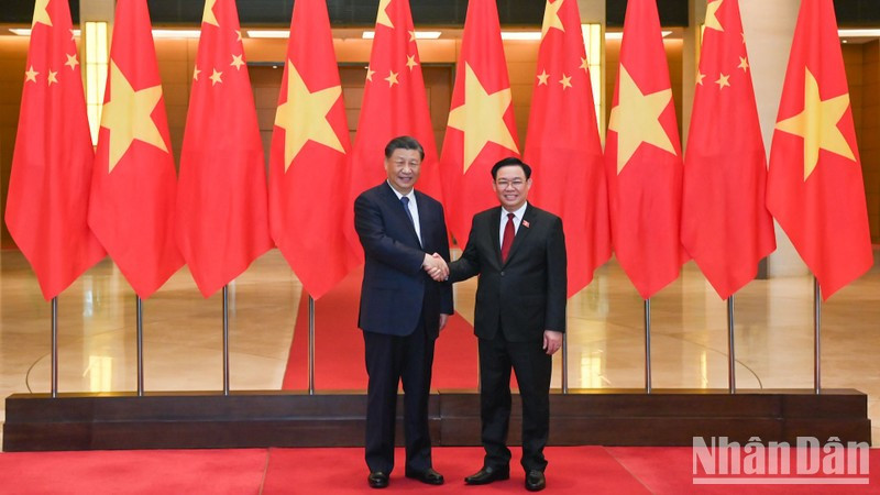 El presidente de la Asamblea Nacional de Vietnam, Vuong Dinh Hue, (D) y el secretario general del Comité Central del Partido Comunista (PCCh) y presidente de China, Xi Jinping.