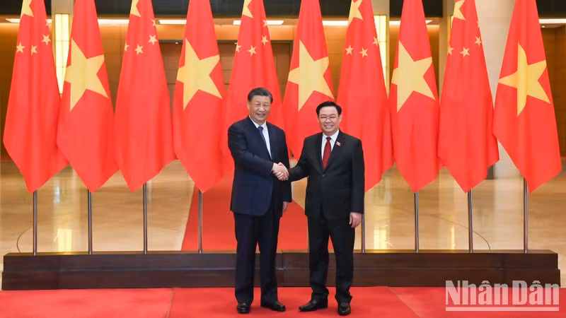 El presidente de la Asamblea Nacional de Vietnam, Vuong Dinh Hue, (D) y el secretario general del Comité Central del Partido Comunista (PCCh) y presidente de China, Xi Jinping.
