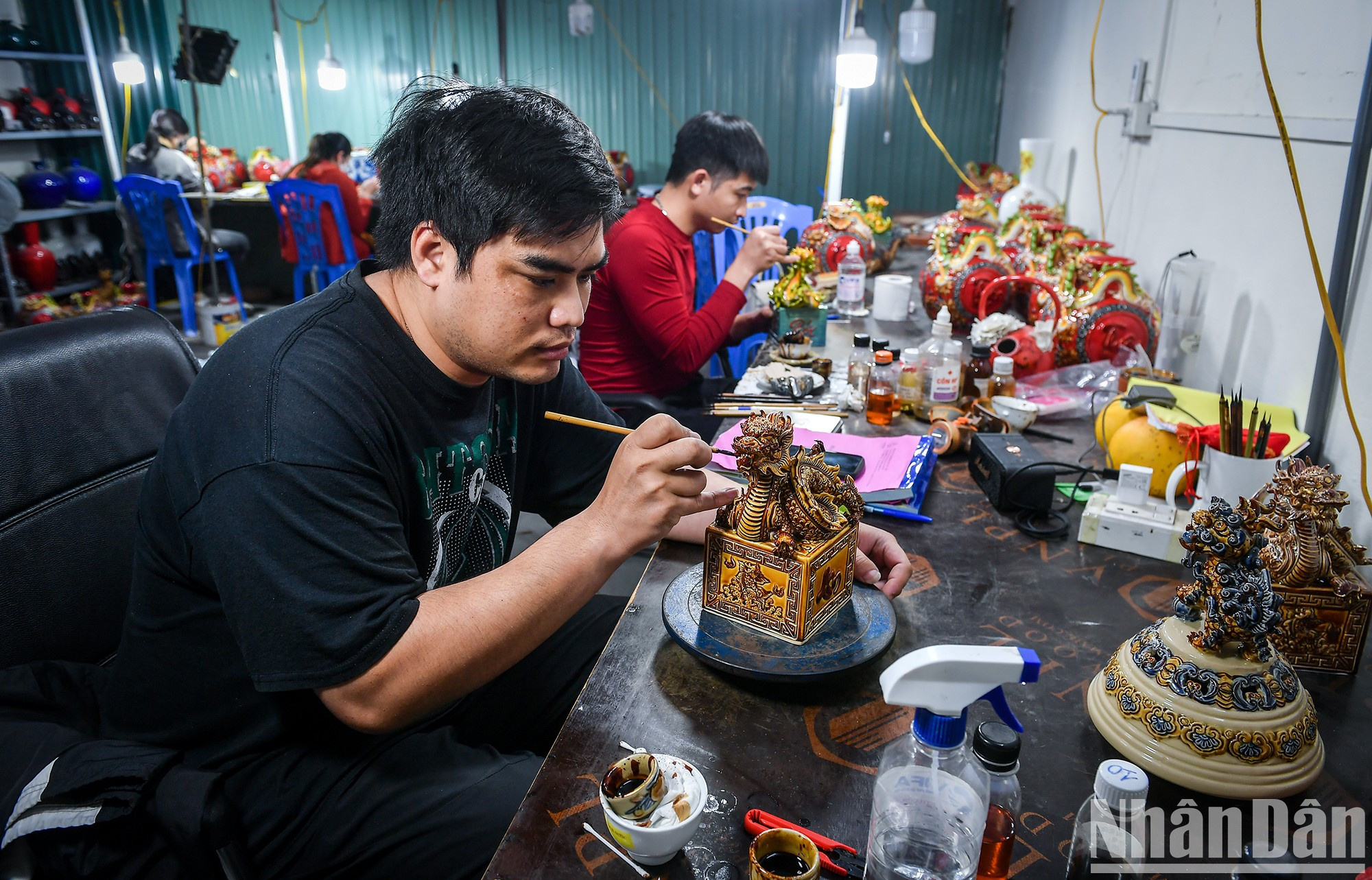 Una vez aplicadas la capa base y el esmalte, el producto se cuece durante unos cinco días antes de ser bañado en oro. Una vez aplicadas la capa base y el esmalte, el producto se cuece durante unos cinco días antes de ser bañado en oro.