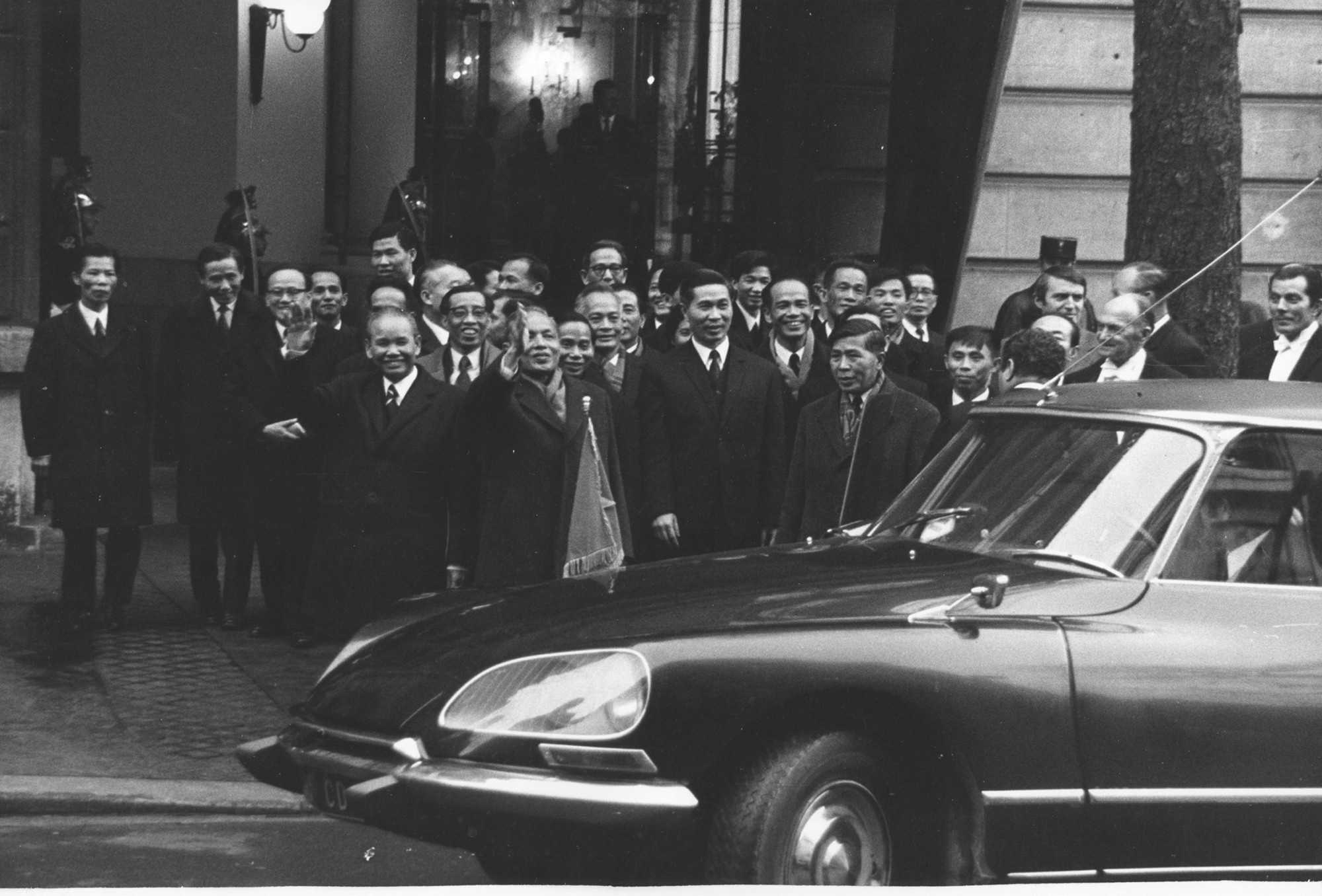 La delegación de la República Democrática de Vietnam después de la firma de los Acuerdos de París. (Fotografía: Le Xuan Tan)