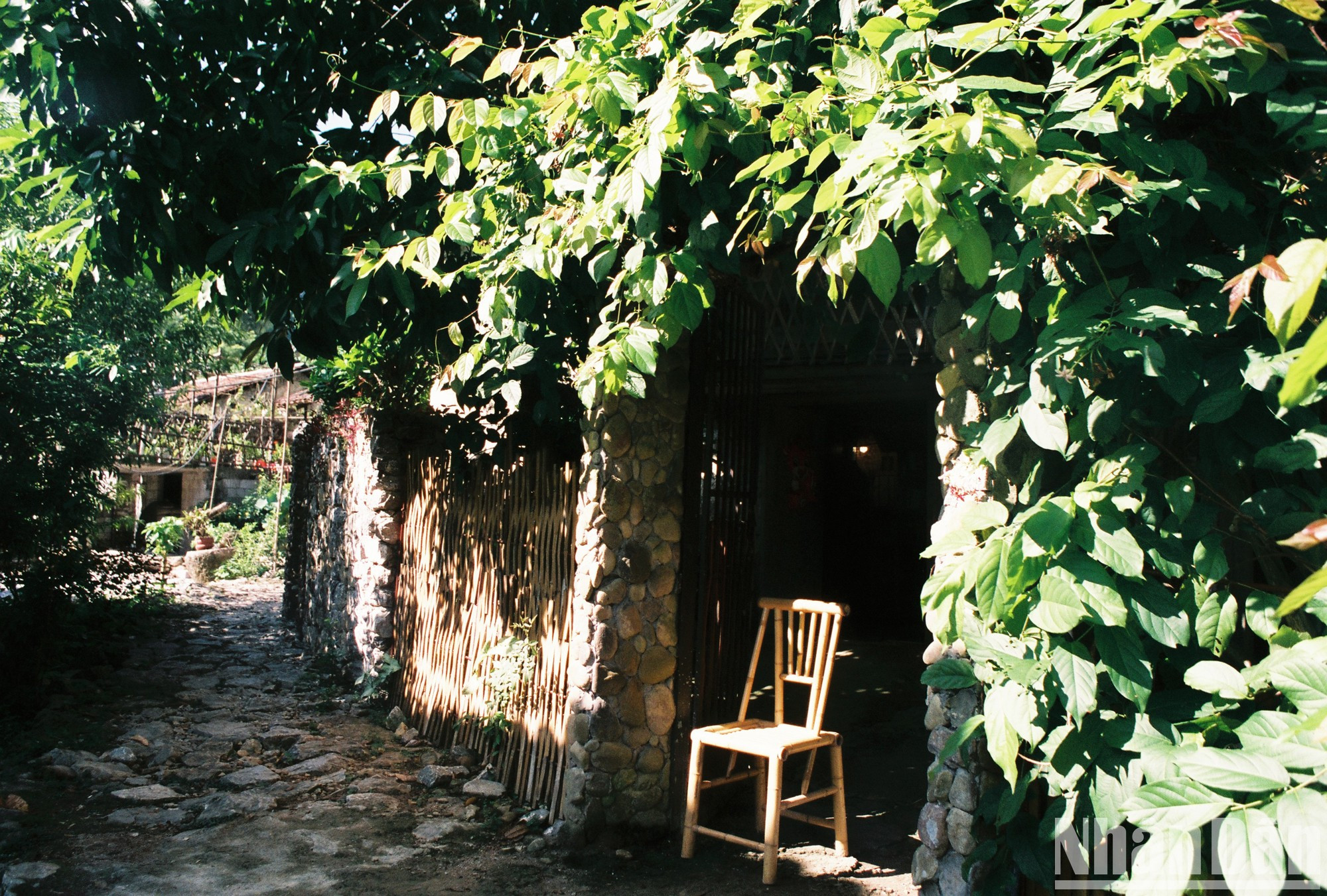 Los pequeños caminos en la aldea también están hechos de piedra.