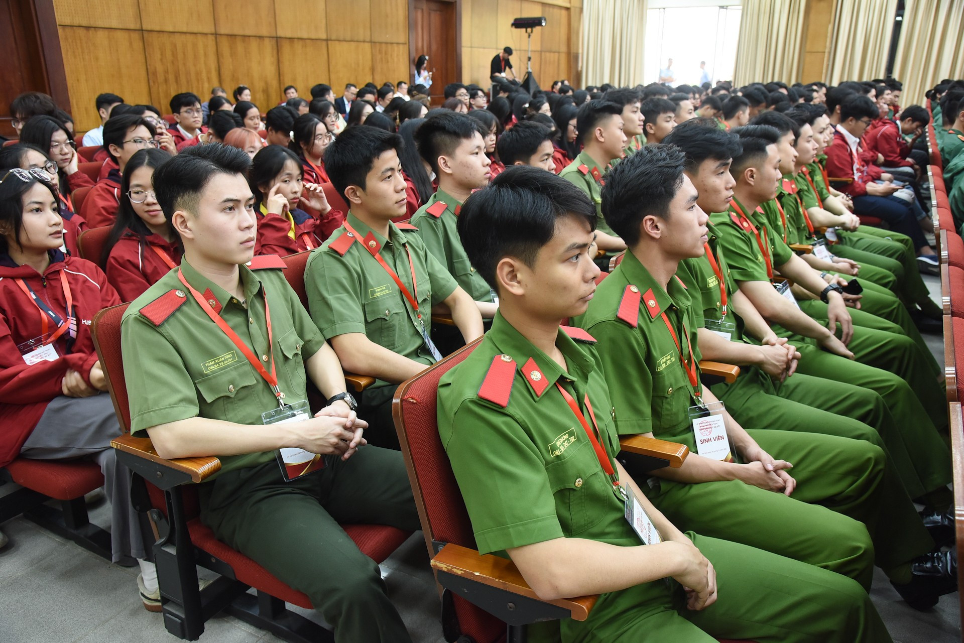 Jóvenes acuden al acto.
