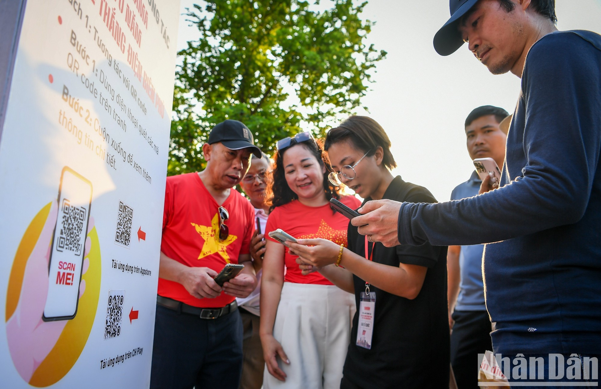 Los entusiastas de la tecnología pueden escanear el código QR de la página o descargar una aplicación para ver la imagen en movimiento a través del prisma de la tecnología de realidad aumentada.