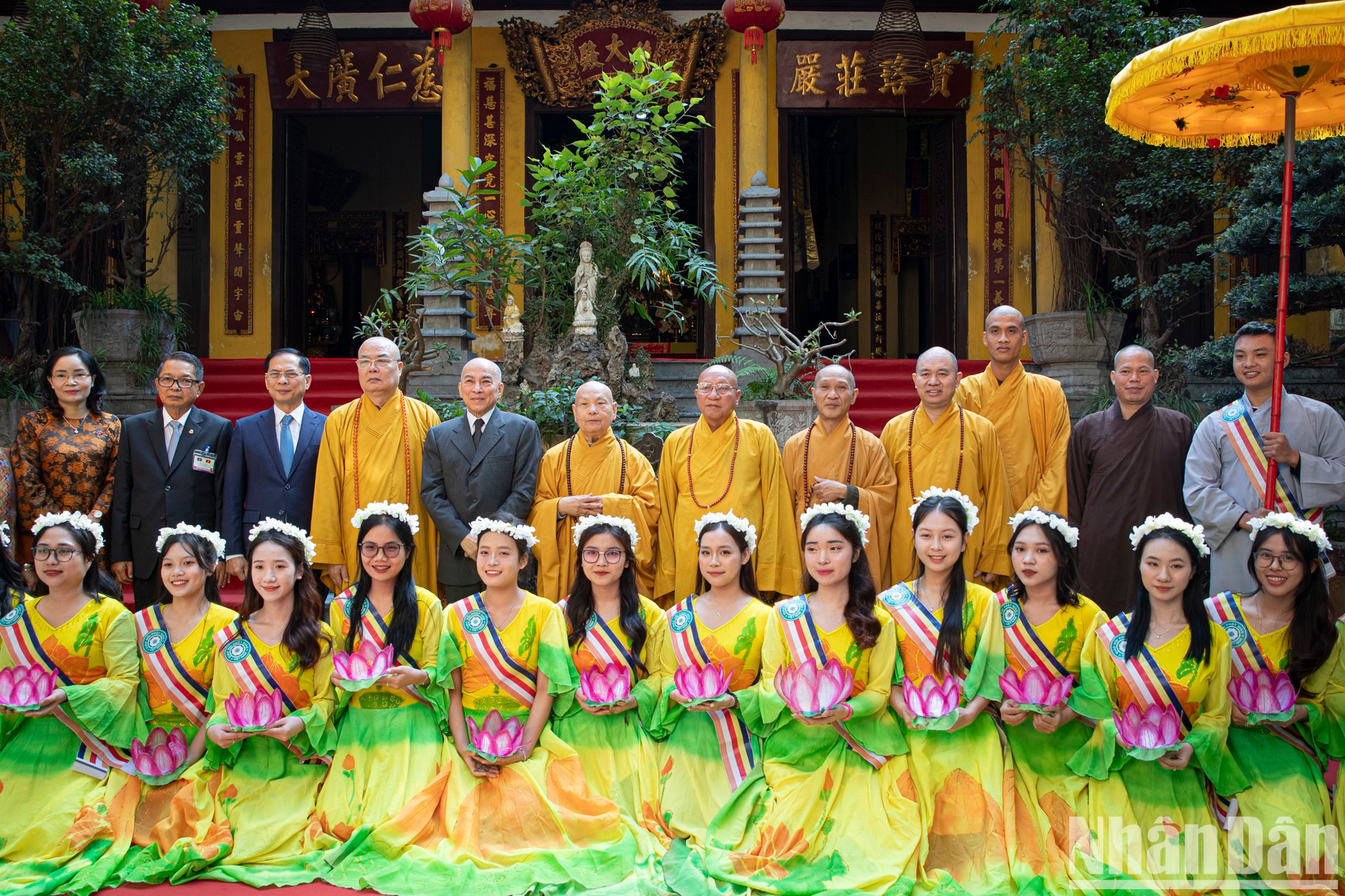El monarca camboyano y dignatarios, monjes y seguidores en la pagoda de Quan Su. El monarca camboyano y dignatarios, monjes y seguidores en la pagoda de Quan Su.