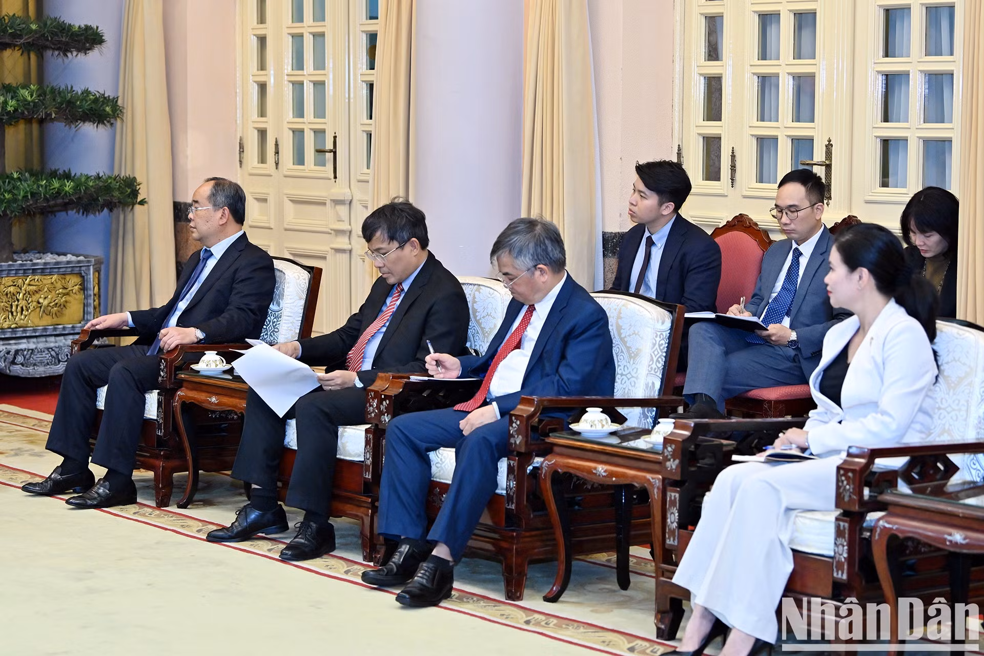 Funcionarios vietnamitas asisten al encuentro.