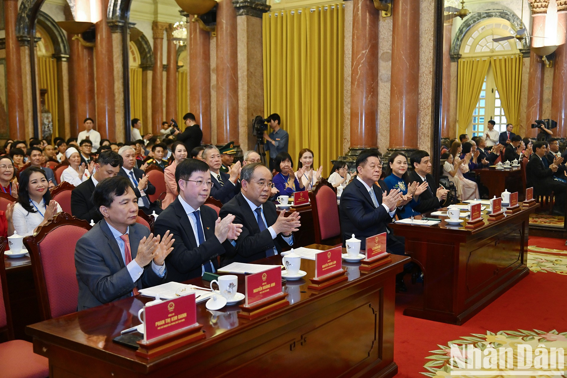 Funcionarios vietnamitas acuden al encuentro. Funcionarios vietnamitas acuden al encuentro.