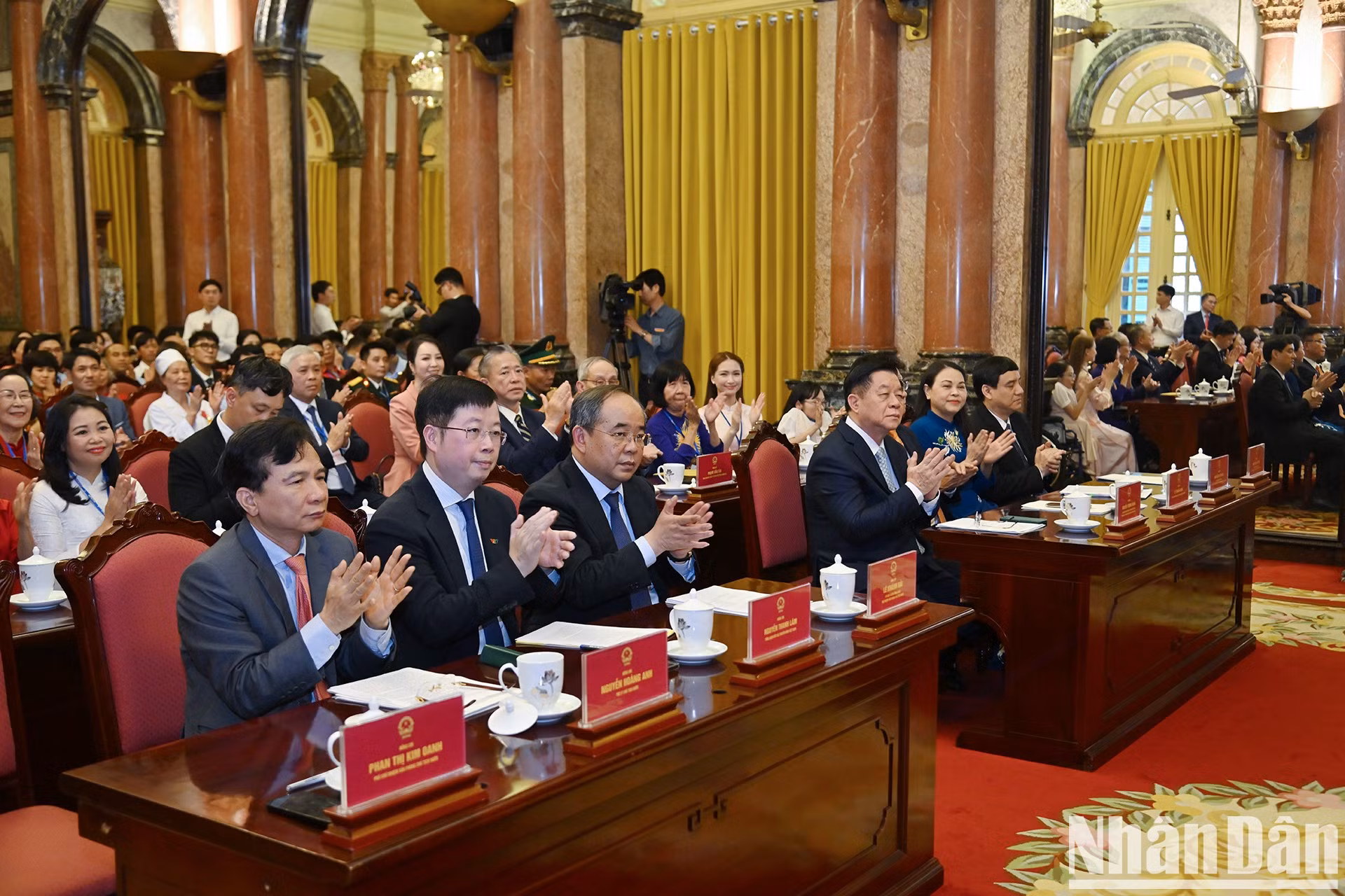 Funcionarios vietnamitas acuden al encuentro.