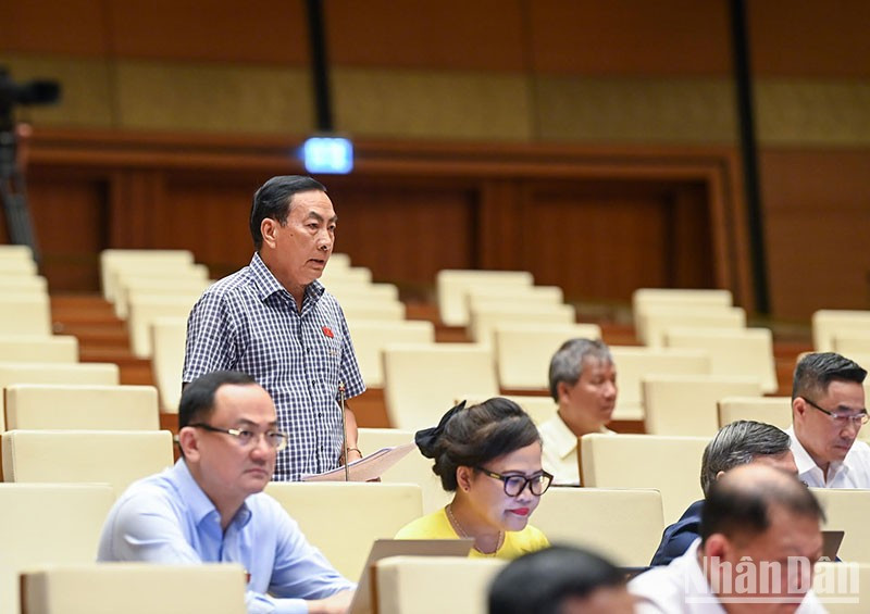 El delegado Pham Van Hoa (de la provincia de Dong Thap) participa en el debate.
