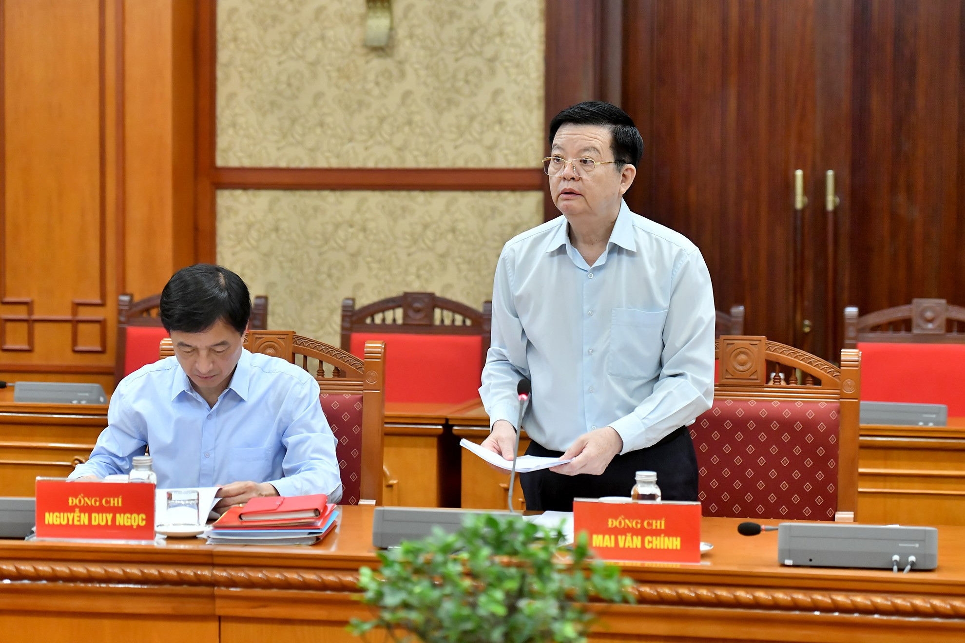 El subjefe de la Comisión de Organización del Comité Central del PCV Mai Van Chinh presenta un informe en la reunión.