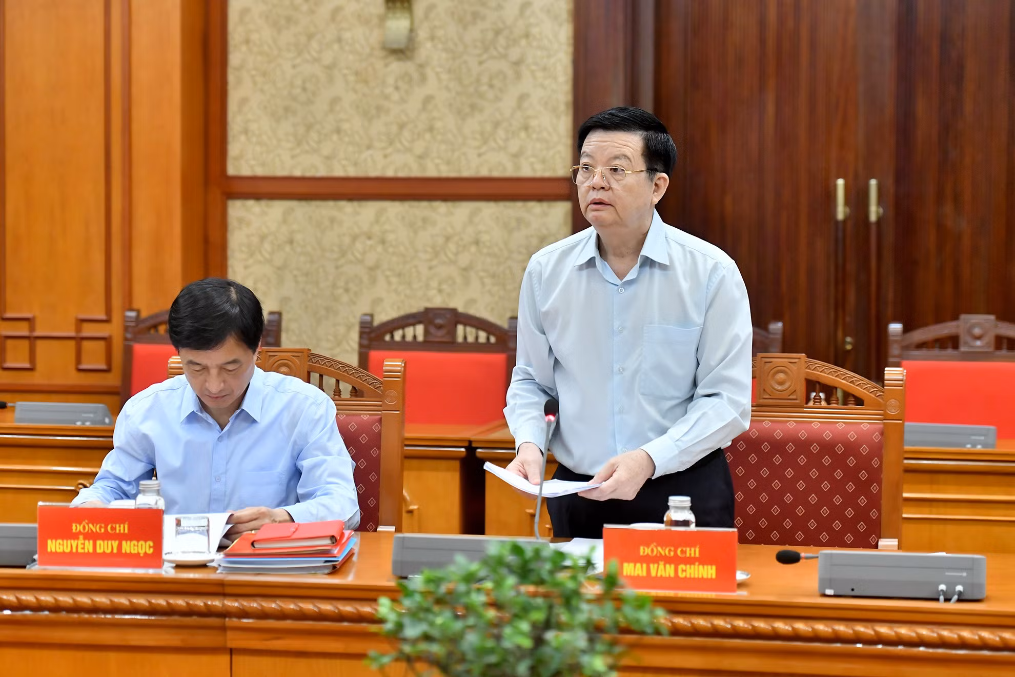 El subjefe de la Comisión de Organización del Comité Central del PCV Mai Van Chinh presenta un informe en la reunión.